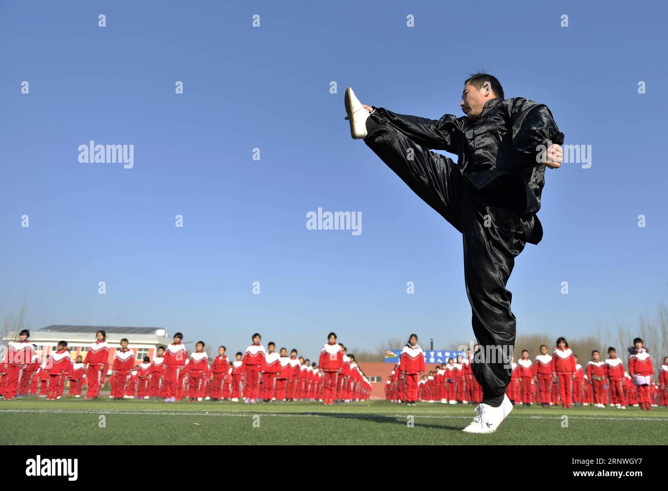 (171220) -- NANGONG, 20. Dezember 2017 -- der Kampfkunstlehrer Li Xiuzhi trainiert Schüler in der Nangong-Grundschule Nr. 1 in der Stadt Nangong, Provinz Hebei, 20. Dezember 2017. Die traditionelle chinesische Kampfkunst wurde in Schulen der Stadt Nangong als Sportprogramm gefördert. ) (dhf) HINA-HEBEI-NANGONG CITY-SCHOOLS-MARTIAL ART (CN) MuxYu PUBLICATIONxNOTxINxCHN Stockfoto