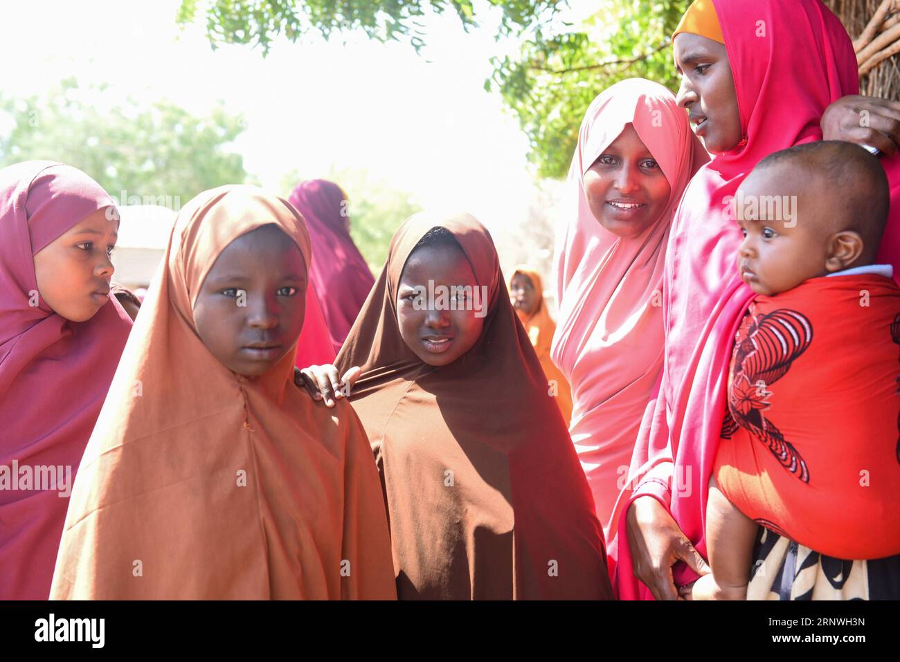 (171220) -- DADAAB, 20. Dezember 2017 -- Foto vom 19. Dezember 2017 zeigt einige somalische Flüchtlinge im Flüchtlingscamp Dadaab, Kenia. Die UN-Flüchtlingsagentur sagte am Montag, dass sie seit Beginn der freiwilligen Rückkehr vor drei Jahren am 15. November rund 74.141 somalische Flüchtlinge aus Kenia zurückgeführt hat. )(srb) KENIA-DADAAB-FLÜCHTLINGSLAGER-SOMALISCHE FLÜCHTLINGE LixBaishun PUBLICATIONxNOTxINxCHN Stockfoto