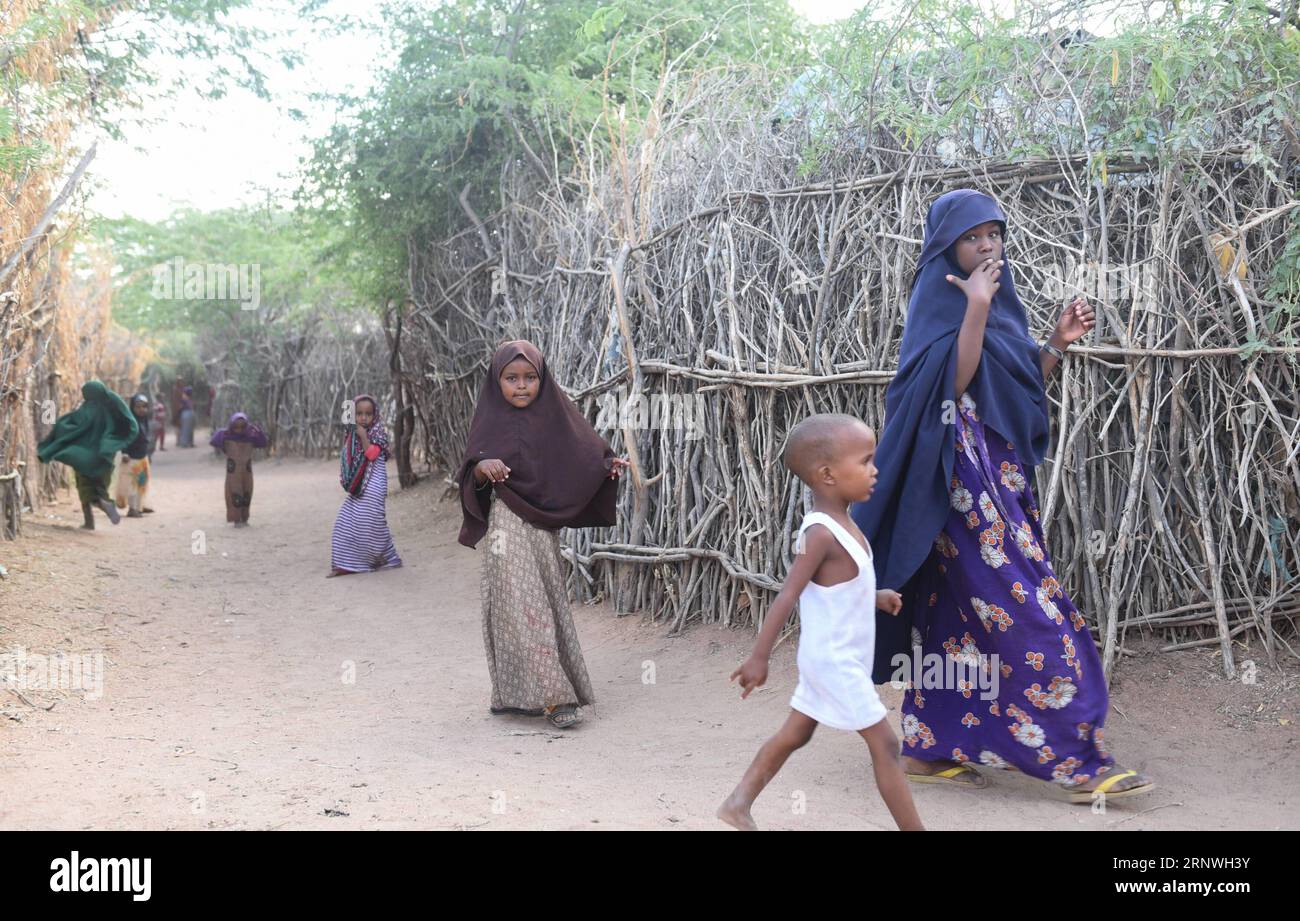 (171220) -- DADAAB, 20. Dezember 2017 -- somalische Flüchtlinge gehen in das Flüchtlingscamp Dadaab, Kenia, 19. Dezember 2017. Die UN-Flüchtlingsagentur sagte am Montag, dass sie seit Beginn der freiwilligen Rückkehr vor drei Jahren am 15. November rund 74.141 somalische Flüchtlinge aus Kenia zurückgeführt hat. )(srb) KENIA-DADAAB-FLÜCHTLINGSLAGER-SOMALISCHE FLÜCHTLINGE LixBaishun PUBLICATIONxNOTxINxCHN Stockfoto