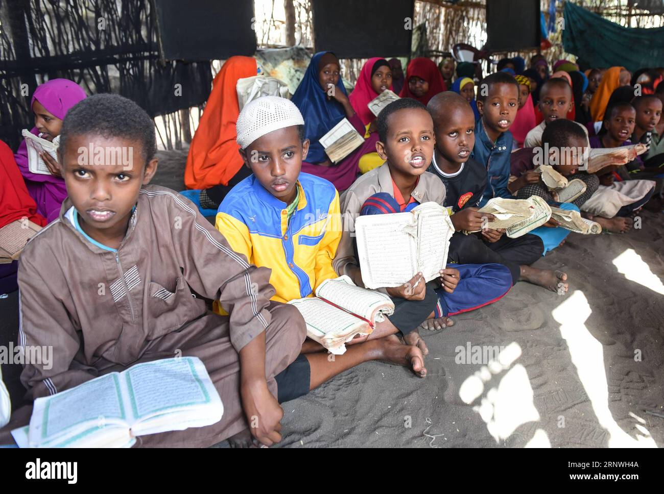 (171220) -- DADAAB, 20. Dezember 2017 -- somalische Flüchtlingskinder studieren in einer Schule im Flüchtlingscamp Dadaab, Kenia, 19. Dezember 2017. Die UN-Flüchtlingsagentur sagte am Montag, dass sie seit Beginn der freiwilligen Rückkehr vor drei Jahren am 15. November rund 74.141 somalische Flüchtlinge aus Kenia zurückgeführt hat. )(srb) KENIA-DADAAB-FLÜCHTLINGSLAGER-SOMALISCHE FLÜCHTLINGE LixBaishun PUBLICATIONxNOTxINxCHN Stockfoto
