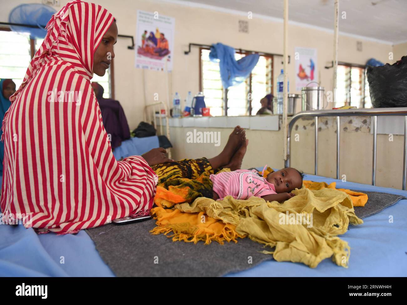 (171220) -- DADAAB, 20. Dezember 2017 -- Eine somalische Flüchtlingsfrau und ihr Kind ruhen in einem Krankenhaus im Flüchtlingscamp Dadaab, Kenia, 19. Dezember 2017. Die UN-Flüchtlingsagentur sagte am Montag, dass sie seit Beginn der freiwilligen Rückkehr vor drei Jahren am 15. November rund 74.141 somalische Flüchtlinge aus Kenia zurückgeführt hat. )(srb) KENIA-DADAAB-FLÜCHTLINGSLAGER-SOMALISCHE FLÜCHTLINGE LixBaishun PUBLICATIONxNOTxINxCHN Stockfoto