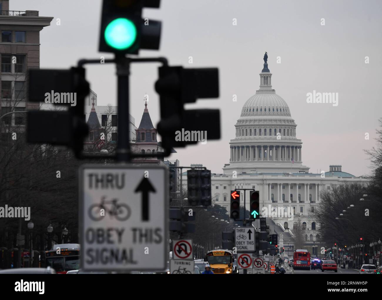 (171220) -- WASHINGTON, 20. Dezember 2017 -- Foto vom 20. Dezember 2017 zeigt das Kapitol der Vereinigten Staaten in Washington D.C., USA. Der US-Kongress verabschiedete am Mittwoch schließlich das republikanische Gesetz zur Überarbeitung des US-Steuergesetzes über drei Jahrzehnte und schickte es an Präsident Donald Trumps Schreibtisch zur Unterzeichnung, da er befürchtete, dass die Änderung die Einkommensungleichheit vergrößern und die Staatsverschuldung ankurbeln würde. ) US-WASHINGTON D.C.-TAX BILL-PASSING YINXBOGU PUBLICATIONXNOTXINXCHN Stockfoto