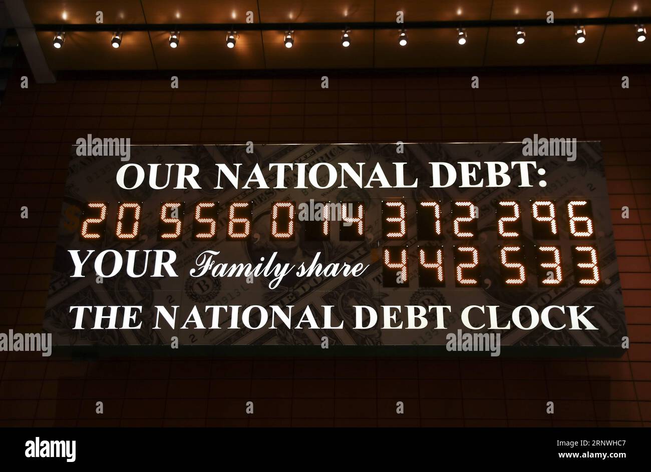(171221) -- NEW YORK, 21. Dezember 2017 -- Foto aufgenommen am 20. Dezember 2017 zeigt die National Debt Clock in Manhattan von New York City, USA. Der US-Kongress verabschiedete am Mittwoch das republikanische Gesetz zur Überarbeitung des US-Steuergesetzes über drei Jahrzehnte und sandte es an Präsident Donald Trumps Schreibtisch zur Unterzeichnung, da er befürchtete, dass die Änderung die Einkommensungleichheit vergrößern und die Staatsverschuldung ankurbeln würde. ) (Zxj) US-NEW YORK-REPUBLIKANISCHE STEUERGESETZ WangxYing PUBLICATIONxNOTxINxCHN Stockfoto