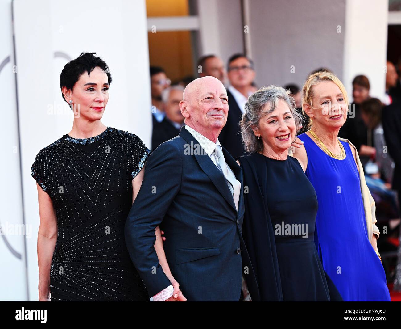 Venedig, Italien. September 2023. Venedig, 80. Filmfestival Venedig 2023. Abend 4 - Roter Teppich des Films „Maestro“. Im Bild: Jamie Bernstein, Nina Bernstein Simmons, Alexander Bernstein und Gastkredit: Independent Photo Agency/Alamy Live News Stockfoto