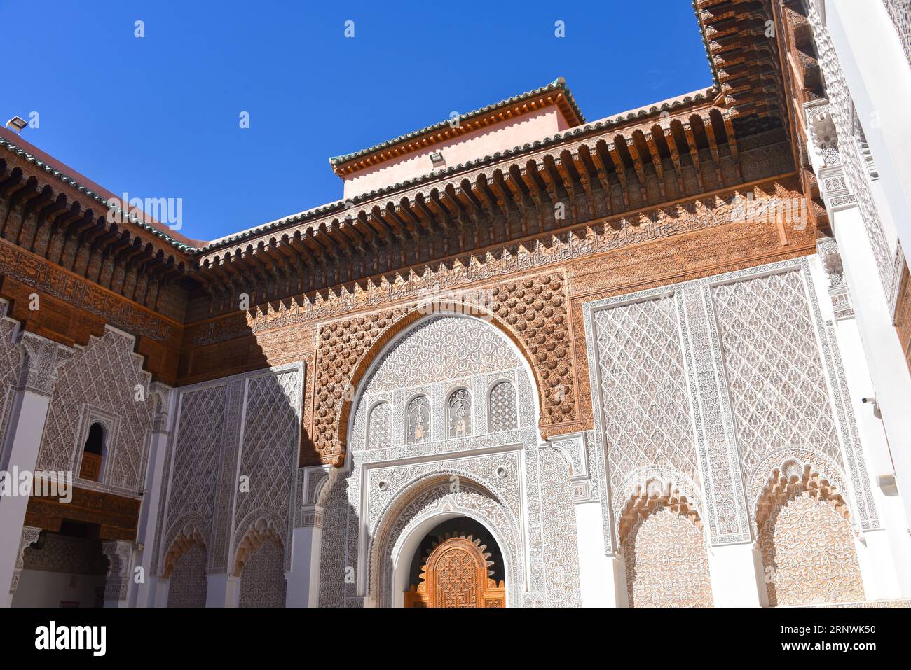 Marrakesch, Marokko - 10. Februar 2023: Wunderschönes Kunsthandwerk in der koranschule Madrasa Ben Youssef in Marrakesch Stockfoto