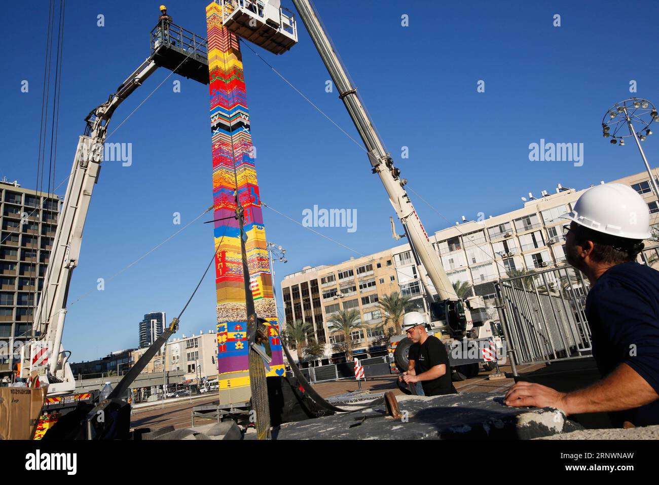 (171226) -- TEL AVIV, 26. Dezember 2017 -- israelische Arbeiter bauen am 26. Dezember 2017 den Lego-Turm auf dem Rabbin-Platz in Tel Aviv, Israel. Die Stadt Tel-Aviv plant, den Guinness-Weltrekord über die höchste Struktur zu brechen, die aus ineinander greifenden Kunststoffziegeln gebaut wurde. ISRAEL-TEL AVIV-LEGO TOWER GilxCohenxMagen PUBLICATIONxNOTxINxCHN Stockfoto