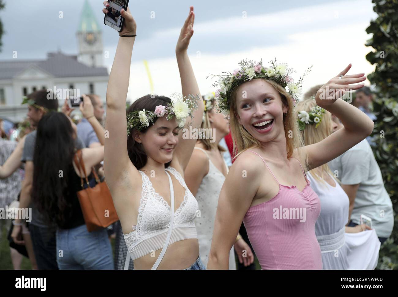 (171227) -- NEW YORK, 27. Dezember 2017 -- Menschen tanzen während des jährlichen Schwedischen Midsummer Festivals in Manhattan, New York, 23. Juni 2017. Bei dieser einzigartigen Feier treffen sich Erwachsene und Kinder, um im Gras zu picknicken, die Hochsommer-Stange zu dekorieren, Blumenkränze zu machen, traditionelle Spiele zu spielen und zu authentischer Geige-Musik zu tanzen. Von Las Vegas Shooting Spree bis zu Manhattans Truck Attack, von Texas Hurricane Harvey bis zu Kaliforniens Waldbränden, von der sich fortschreitenden Bull Stock Market bis hin zur einmaligen Sonnenfinsternis in den USA – siebzehn Fotos deckten die beeindruckenden Momente der Amerikaner durch Stockfoto