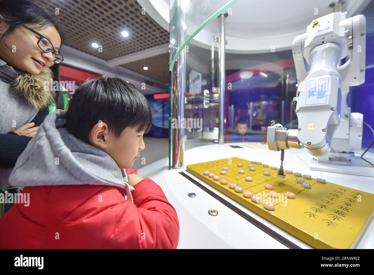 (171230) -- FUZHOU, 30. Dezember 2017 -- Ein Kind spielt Schach mit einem Roboter im Wissenschafts- und Technologiemuseum der Provinz Fuzhou, der Hauptstadt der südöstlichen chinesischen Provinz Fujian, 30. Dezember 2017. In jüngster Zeit wurden mehr als 36 neue wissenschaftliche Bildungseinrichtungen im Museum installiert, die am Samstag, dem ersten Tag des nationalen Neujahrsfestes, viele Bürger anlockten. ) (zhs) CHINA-FUZHOU-SCIENCE-HOLIDAY (CN) SongxWeiwei PUBLICATIONxNOTxINxCHN Stockfoto