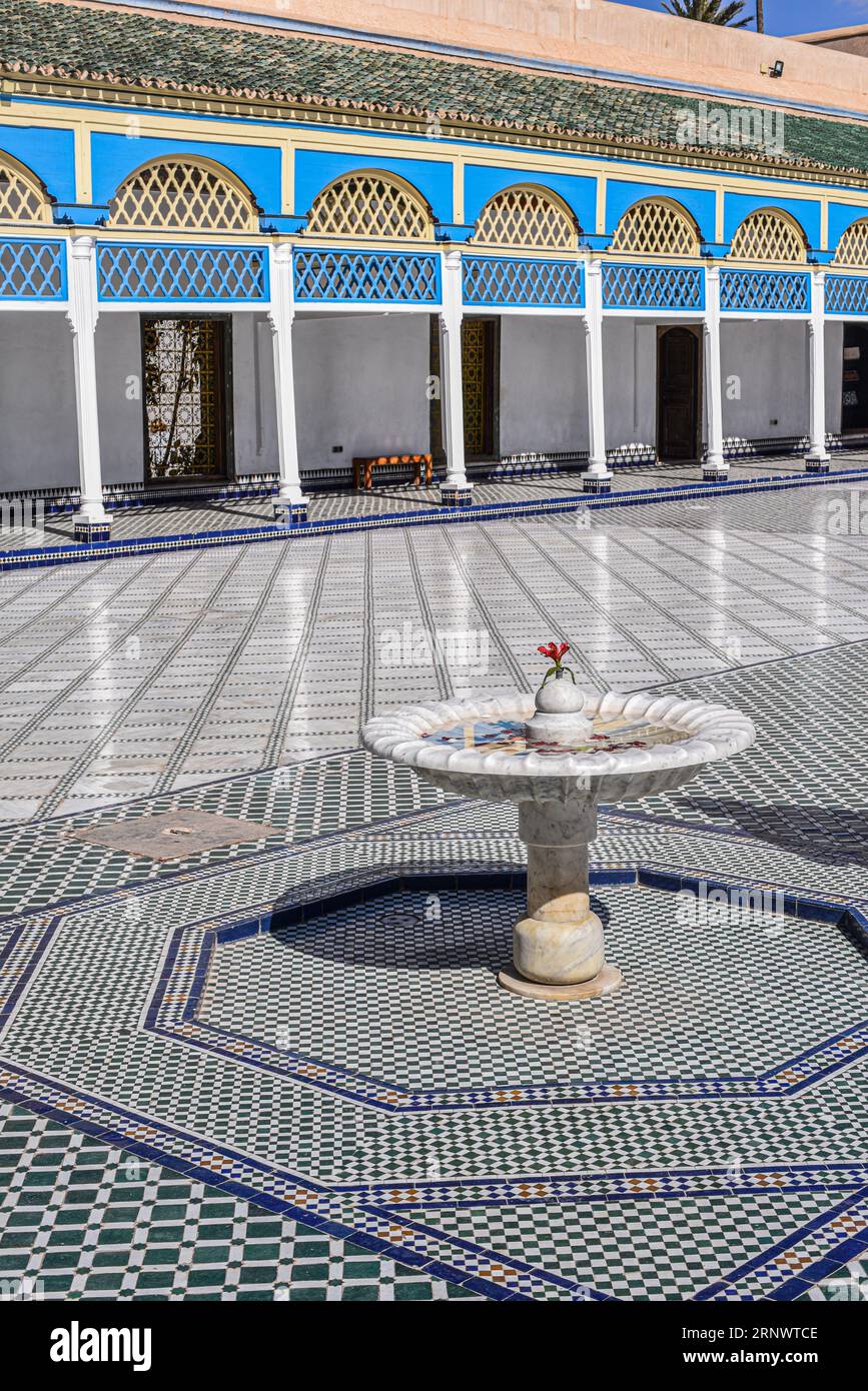 Marrakesch, Marokko - 8. Februar 2023: Wunderschöne Innenräume und Architektur des historischen Bahia-Palastes Stockfoto