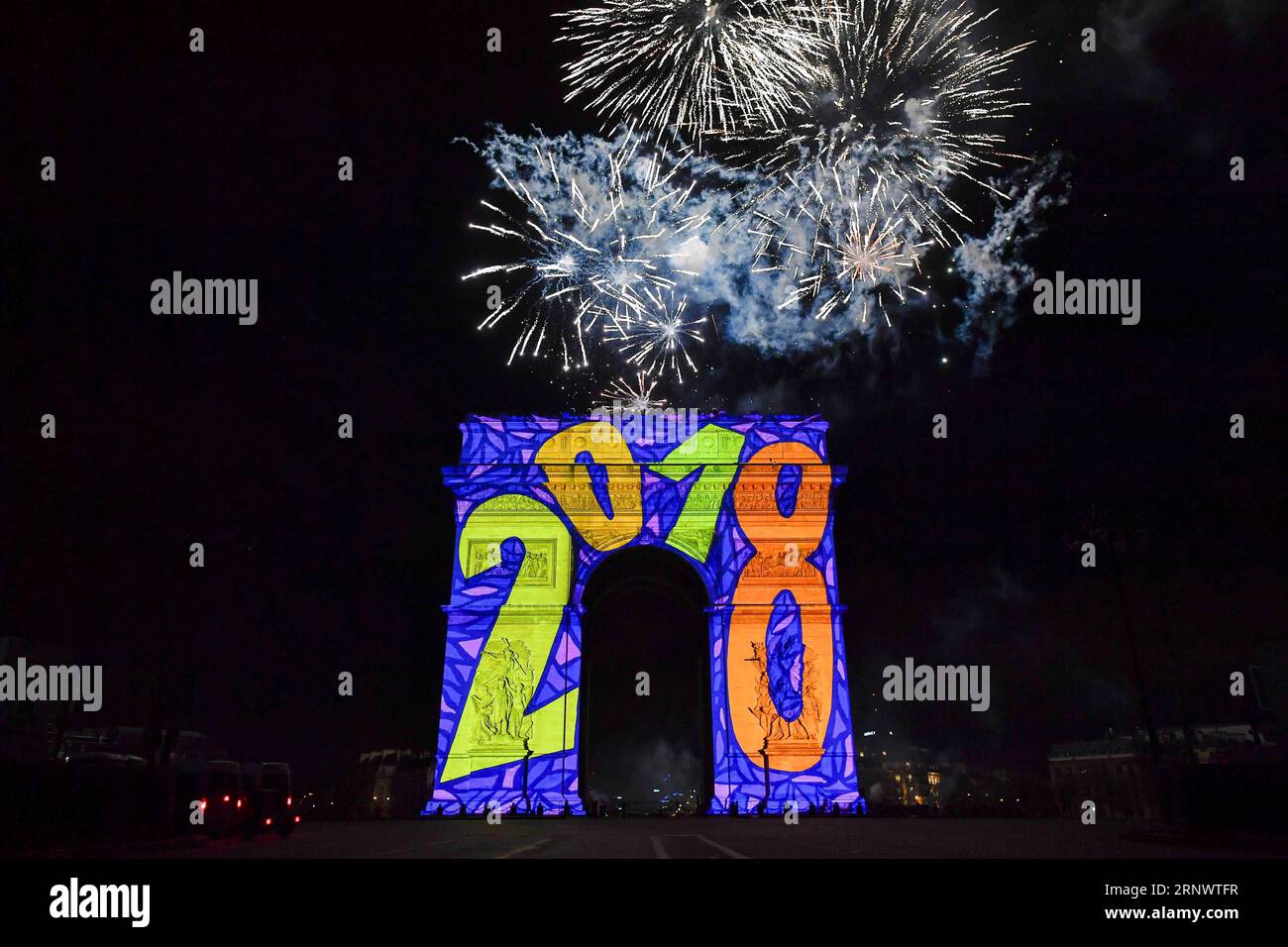 (180101) -- PARIS, 1. Januar 2018 -- Foto aufgenommen am 1. Januar 2018 zeigt den Triumphbogen in Paris, Frankreich. Paris feierte das Kommen des Jahres 2018 mit der Projektion einer Animation mit dem Titel Pariser Leben auf dem Triumphbogen. )(zcc) FRANKREICH-PARIS-NEUJAHRSFEIERN ChenxYichen PUBLICATIONxNOTxINxCHN Stockfoto