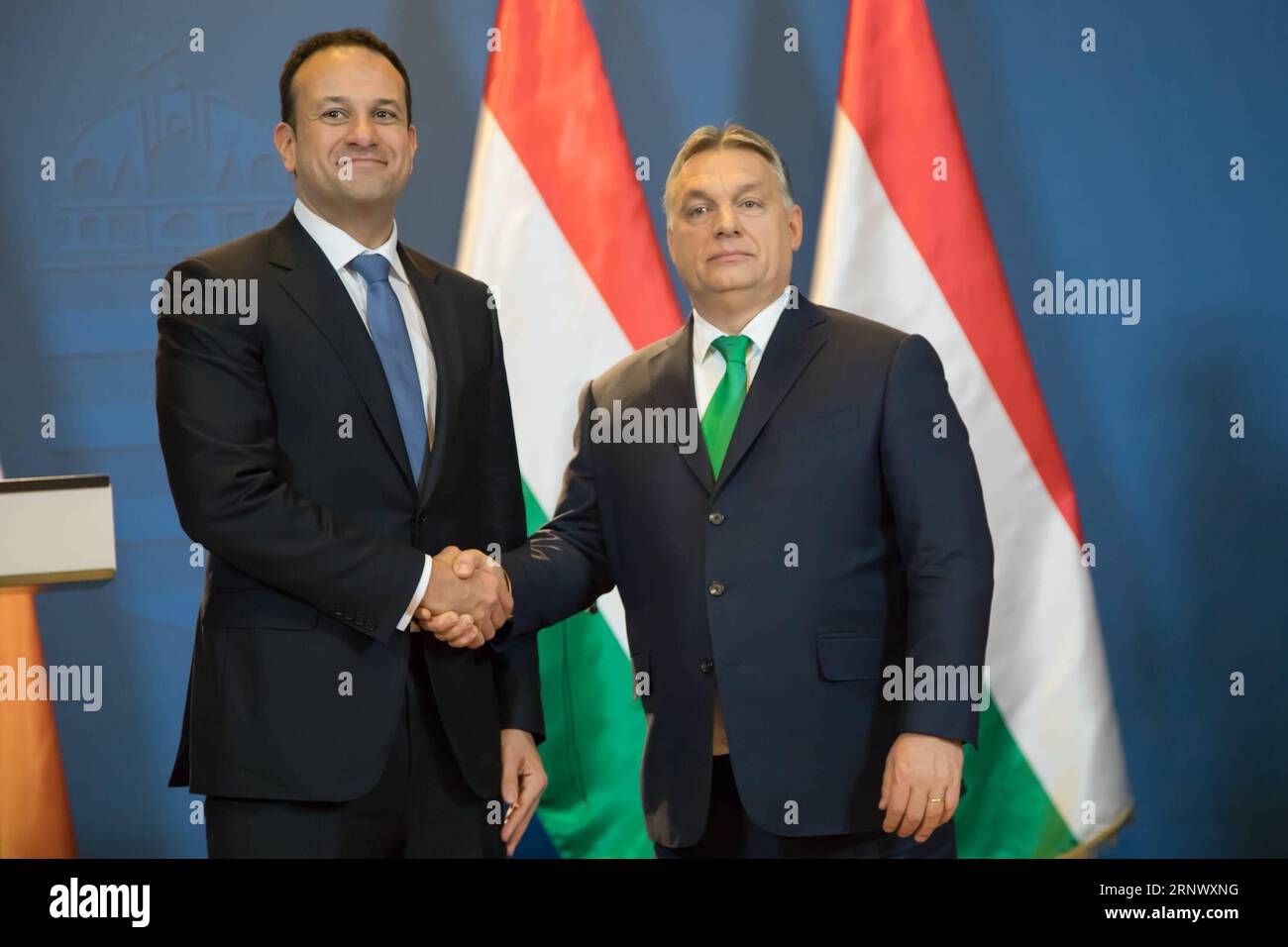 Bilder des Tages (180104) -- BUDAPEST, 4. Januar 2018 -- der irische Premierminister Leo Varadkar (L) gibt seinem ungarischen Amtskollegen Viktor Orban bei einer gemeinsamen Pressekonferenz am 4. Januar 2018 in Budapest die Hand. Irland und Ungarn teilten gemeinsame Ansichten in verschiedenen europäischen Angelegenheiten, wie Steuern, Haushalt, Erweiterung und Brexit, laut einer gemeinsamen Pressekonferenz, die hier am Donnerstag von dem irischen Premierminister Leo Varadkar und seinem ungarischen Amtskollegen Viktor Orban gehalten wurde. ) UNGARN-BUDAPEST-IRLAND-PM-SITZUNG AttilaxVolgyi PUBLICATIONxNOTxINxCHN Stockfoto