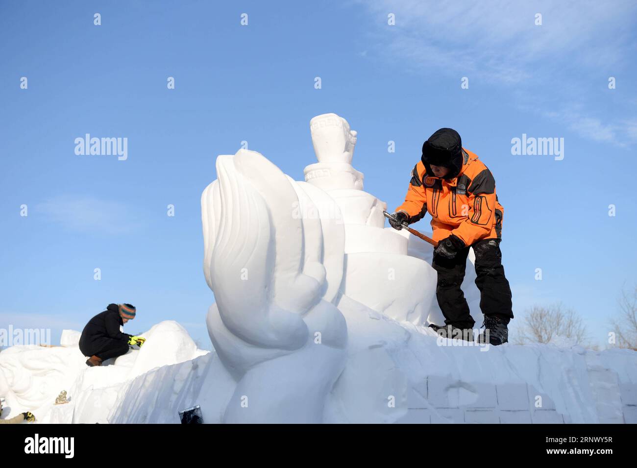 (180105) -- HARBIN, 5. Januar 2018 -- Teilnehmer gestalten Schneeskulpturen während des 10. Internationalen Schneeskulpturwettbewerbs für Studenten in Harbin, Hauptstadt der nordöstlichen Provinz Heilongjiang, 5. Januar 2018. Die Veranstaltung zog insgesamt 55 teilnehmende Teams an. ) (Gxn) CHINA-HARBIN-SNOW SCULPTURE-CONTEST (CN) WangxKai PUBLICATIONxNOTxINxCHN Stockfoto