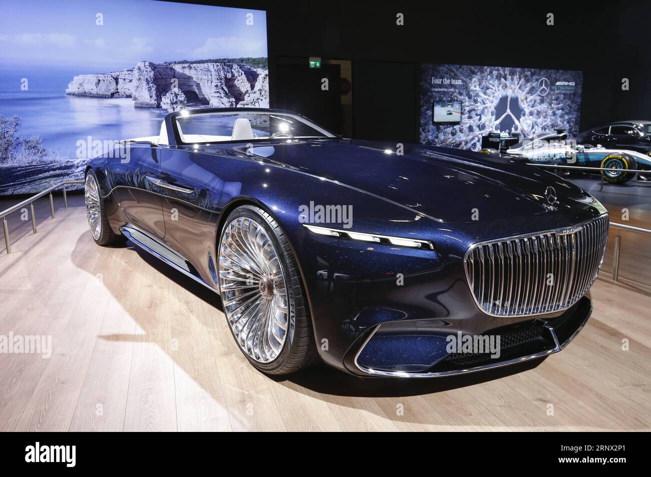 (180110) -- BRÜSSEL, 10. Januar 2018 -- Foto aufgenommen am 10. Januar 2018 zeigt das Mercedes-Maybach 6 Cabriolet während des Medientages der 96. Europäischen Automobilausstellung in Brüssel, Belgien. ) (lrz) BELGIEN-BRÜSSEL-EUROPÄISCHE AUTOMOBILAUSSTELLUNG YexPingfan PUBLICATIONxNOTxINxCHN Stockfoto