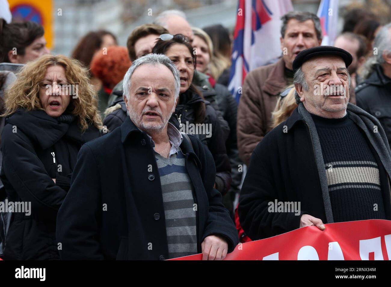 (180110) -- ATHEN, 10. Januar 2018 -- Demonstranten schreien Parolen während einer Demonstration gegen Auktionen von Zwangsvollstreckungen vor einem Gericht in Athen, Griechenland, am 10. Januar 2018. Hunderte Demonstranten belagerten am Mittwoch hier Gerichte und Notare, um Auktionen von Zwangsvollstreckungen zu blockieren. Nach einem Entwurf über die vorherigen Maßnahmen, die erforderlich sind, um die dritte Überprüfung des griechischen Programms abzuschließen, über die nächste Woche im parlament abgestimmt wird, werden Auktionen von abgeschotteten Immobilien ab dem 21. Februar nur noch elektronisch durchgeführt. ) GRIECHENLAND-ATHEN-PROTEST-ZWANGSVOLLSTRECKUNG IMMOBILIEN-AUKTIONEN MARIOSXL Stockfoto