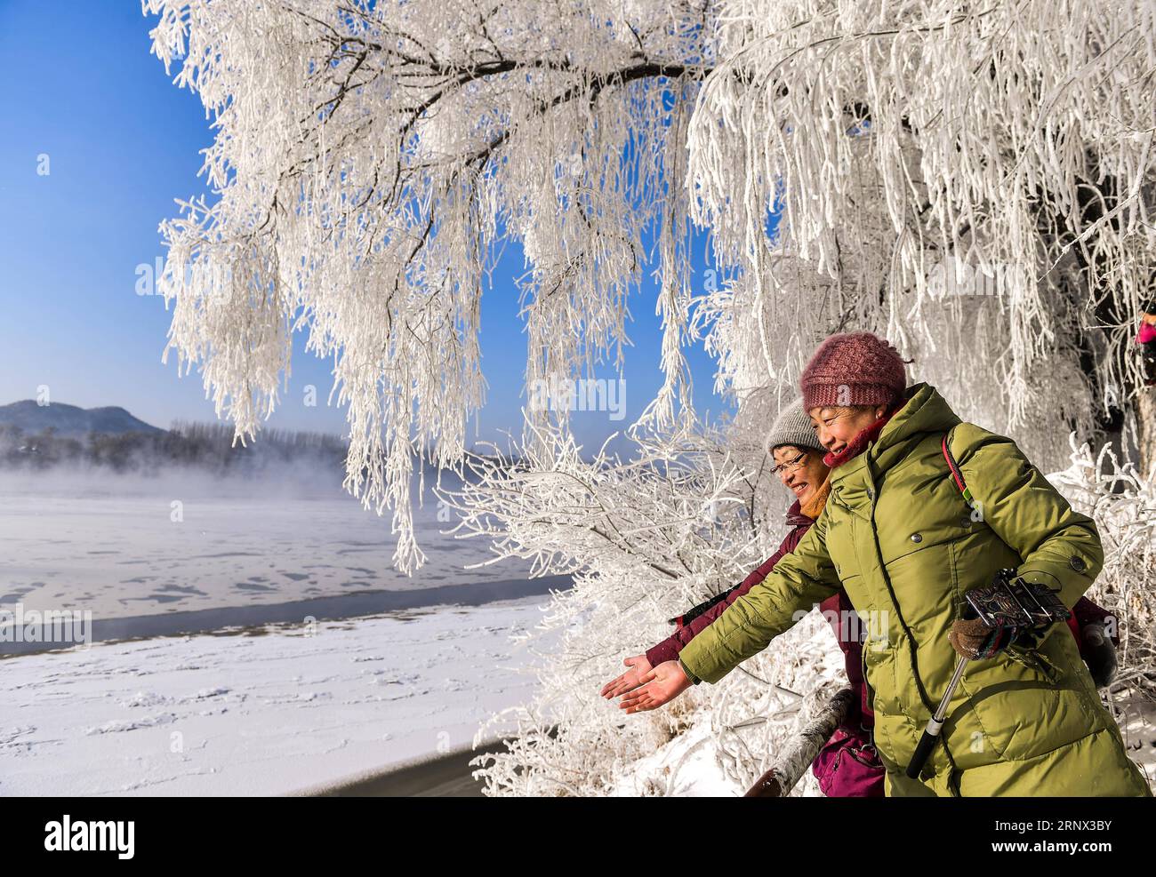 (180111) -- JILIN, 11. Januar 2018 -- Menschen genießen die reizvolle Landschaft an einem malerischen Ort in Jilin City, Nordostchina, Provinz Jilin, 11. Januar 2018. ) (Syh) CHINA-JILIN-RIME (CN) XuxChang PUBLICATIONxNOTxINxCHN Stockfoto