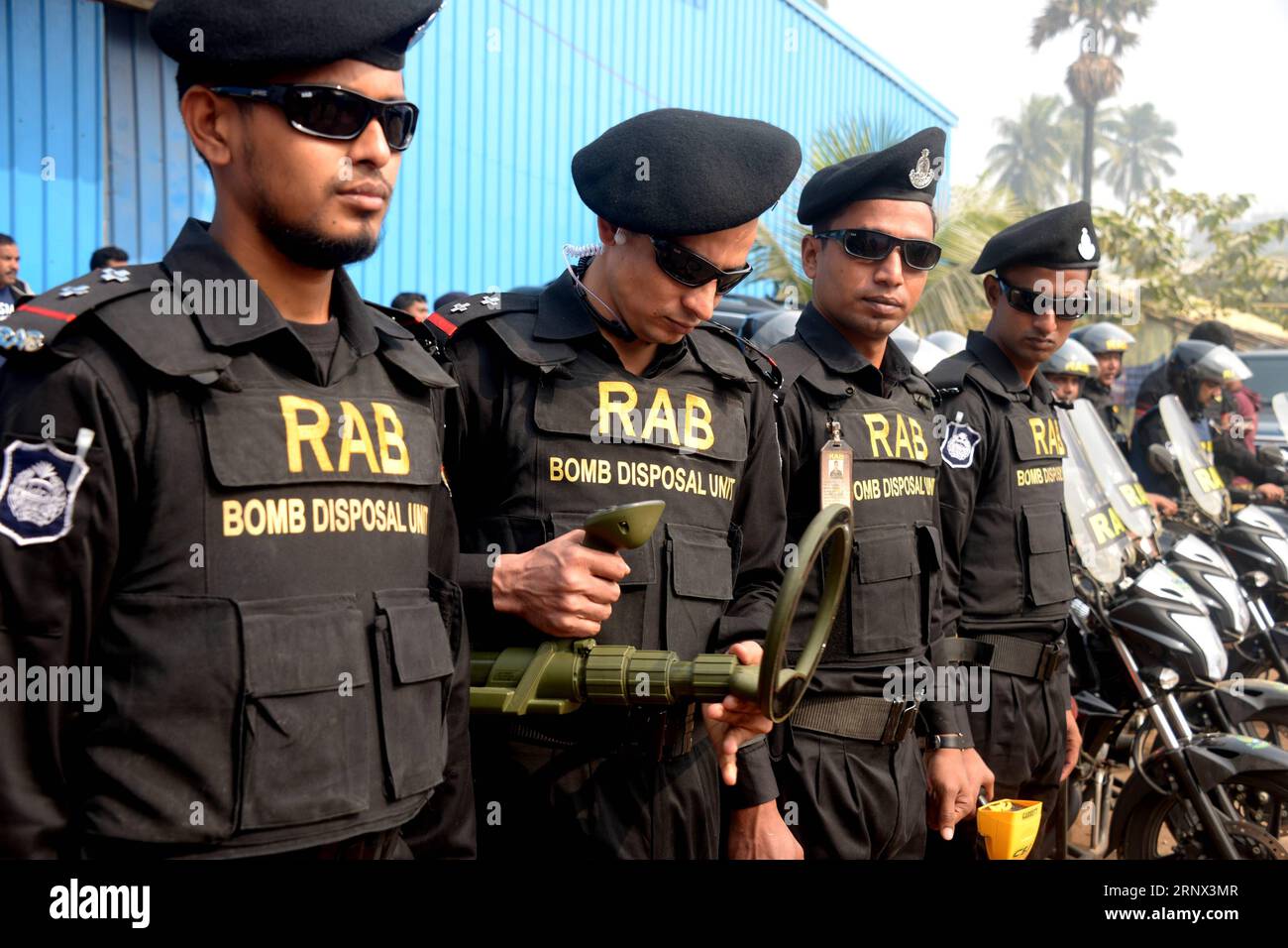 (180111) -- DHAKA, 11. Januar 2018 -- vor der jährlichen muslimischen Gemeinde Biswa Ijtema in Tongi am Rande von DHAKA, Bangladesch, 11. Januar 2018, sind Mitglieder des Anti-Kriminalität-Elite-Force Rapid Action Battalion (RAB) in Bangladesch zu sehen. (srb) BANGLADESCH-DHAKA-MUSLIM-KONGREGATION-SECURITY SalimxRza PUBLICATIONxNOTxINxCHN Stockfoto