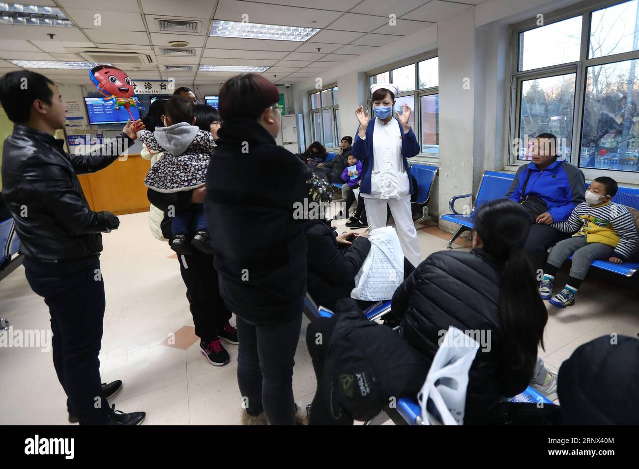 (180111) -- PEKING, 11. Januar 2018 -- Li Hui (C), eine leitende Krankenschwester des Beijing Children s Hospital, inroduces Common Sense of Influenza Prevention and Nursing im Beijing Children s Hospital in Beijing, Hauptstadt von China, 11. Januar 2018. Chinas Gesundheitsbehörde hat angesichts des aktuellen Influenzaausbruchs eine verstärkte Überwachung und Behandlung gefordert. Die National Health and Family Planning Commission (NHFPC) forderte in einem Rundschreiben medizinische Organe auf allen Ebenen auf, genügend antivirale Medikamente zu reservieren und medizinische Ressourcen und Ausrüstung wie Atemschutzgeräte und Monitore für die rechtzeitige Behandlung von Sever bereitzustellen Stockfoto