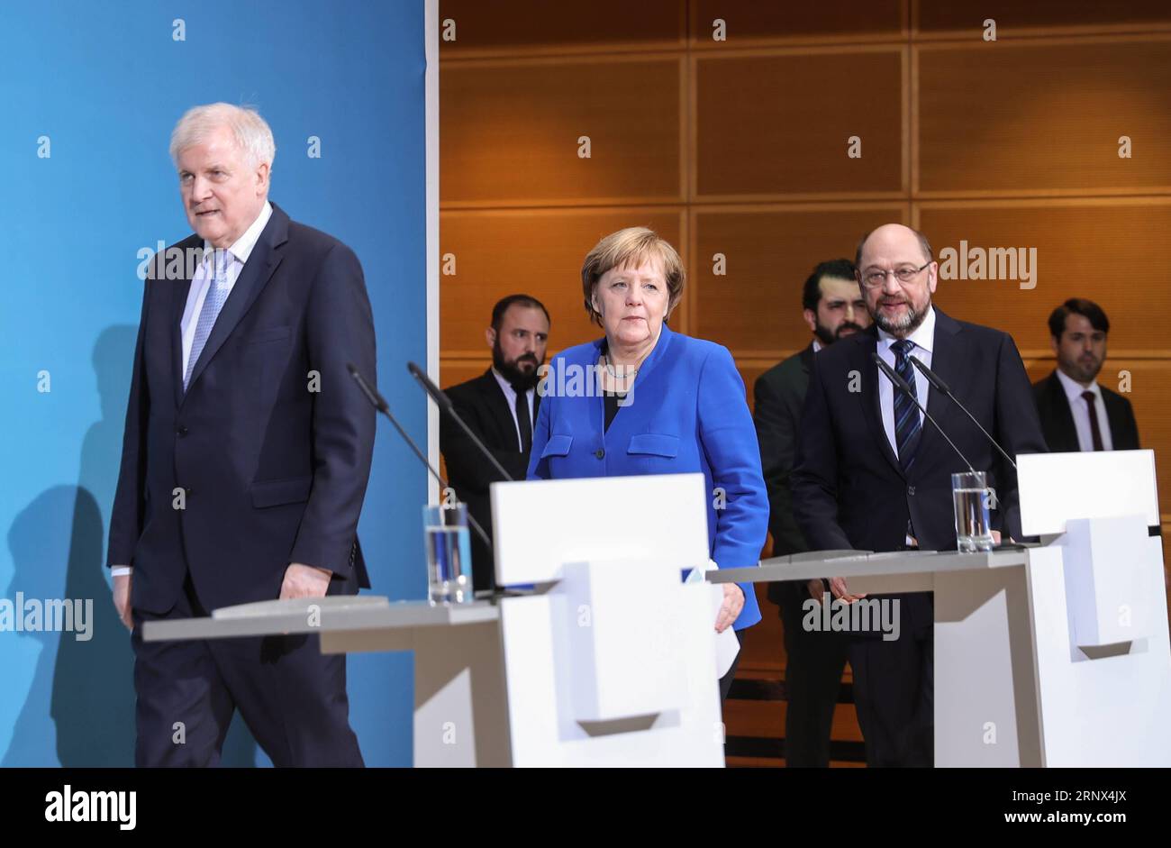 (180112) -- BERLIN, 12. Januar 2018 -- Bundeskanzlerin und Vorsitzende der Deutschen Christlich Demokratischen Union (CDU) Angela Merkel (C-Front), Vorsitzender der Deutschen Christlich-Sozialen Union (CSU) Horst Seehofer (L-Front) und Vorsitzender der Deutschen Sozialdemokratischen Partei (SPD) Martin Schulz (R-Front) treffen Sie nach Koalitionsgesprächen am 12. Januar 2018 in der SPD-Zentrale in Berlin zu einer gemeinsamen Pressekonferenz ein. Die Konservativen und die Sozialdemokraten (SPD) der deutschen Bundeskanzlerin Angela Merkel haben am Freitag in ihren Sondierungsgesprächen zur Bildung einer neuen Koalitionsregierung, der Lokalmedien, einen Durchbruch erzielt Stockfoto