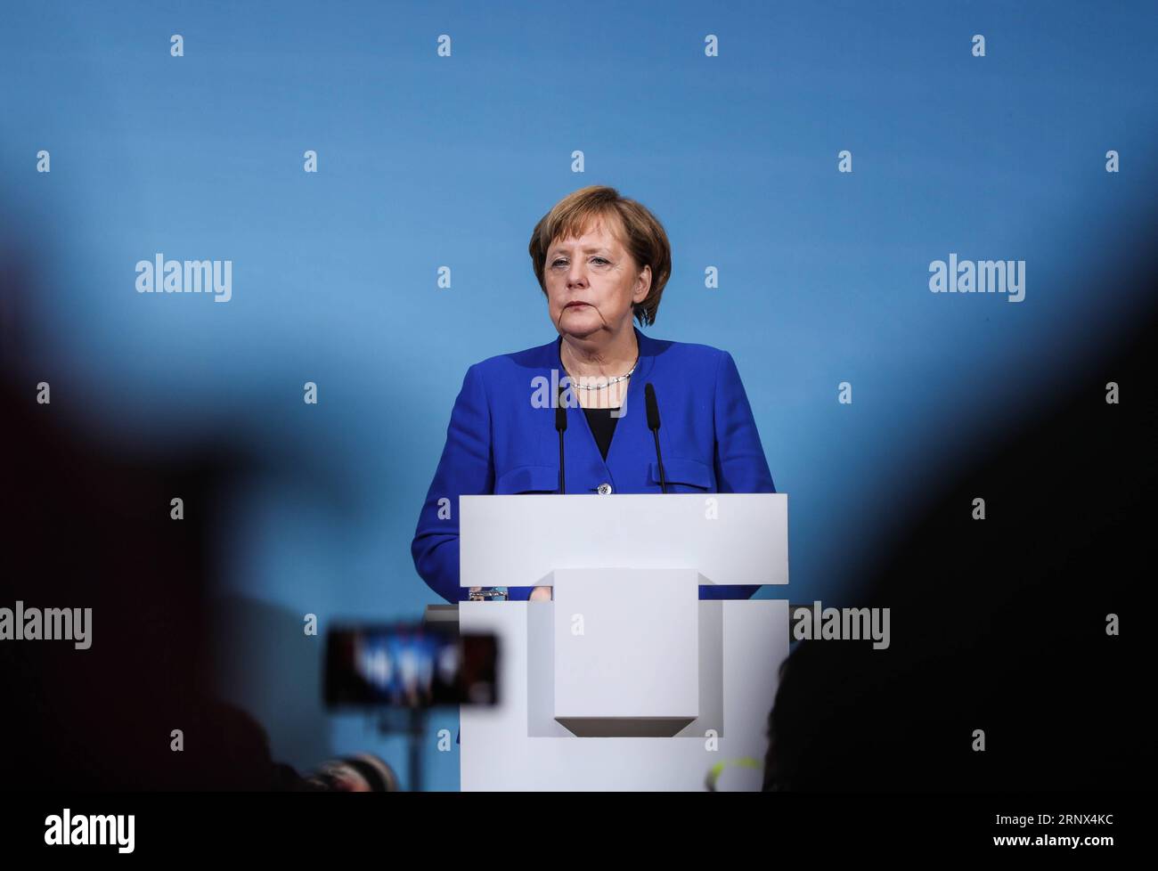 (180112) -- BERLIN, 12. Januar 2018 -- Bundeskanzlerin und Vorsitzende der Deutschen Christlich Demokratischen Union (CDU) Angela Merkel nimmt nach Koalitionsgesprächen am 12. Januar 2018 an einer gemeinsamen Pressekonferenz im Hauptquartier der SPD in Berlin Teil. Die Konservativen und Sozialdemokraten (SPD) der deutschen Bundeskanzlerin Angela Merkel haben am Freitag in ihren Sondierungsgesprächen zur Bildung einer neuen Koalitionsregierung einen Durchbruch erzielt, berichteten lokale Medien. )(srb) DEUTSCHLAND-BERLIN-KOALITION SPRICHT DURCHBRUCH ShanxYuqi PUBLICATIONxNOTxINxCHN Stockfoto