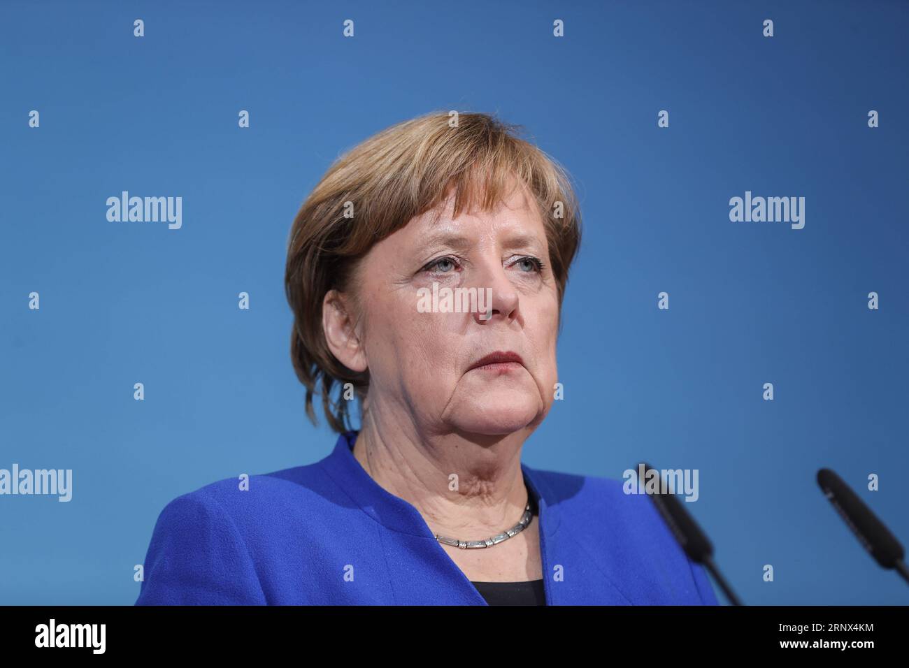 (180112) -- BERLIN, 12. Januar 2018 -- Bundeskanzlerin und Vorsitzende der Deutschen Christlich Demokratischen Union (CDU) Angela Merkel nimmt nach Koalitionsgesprächen am 12. Januar 2018 an einer gemeinsamen Pressekonferenz im Hauptquartier der SPD in Berlin Teil. Die Konservativen und Sozialdemokraten (SPD) der deutschen Bundeskanzlerin Angela Merkel haben am Freitag in ihren Sondierungsgesprächen zur Bildung einer neuen Koalitionsregierung einen Durchbruch erzielt, berichteten lokale Medien. )(srb) DEUTSCHLAND-BERLIN-KOALITION SPRICHT DURCHBRUCH ShanxYuqi PUBLICATIONxNOTxINxCHN Stockfoto