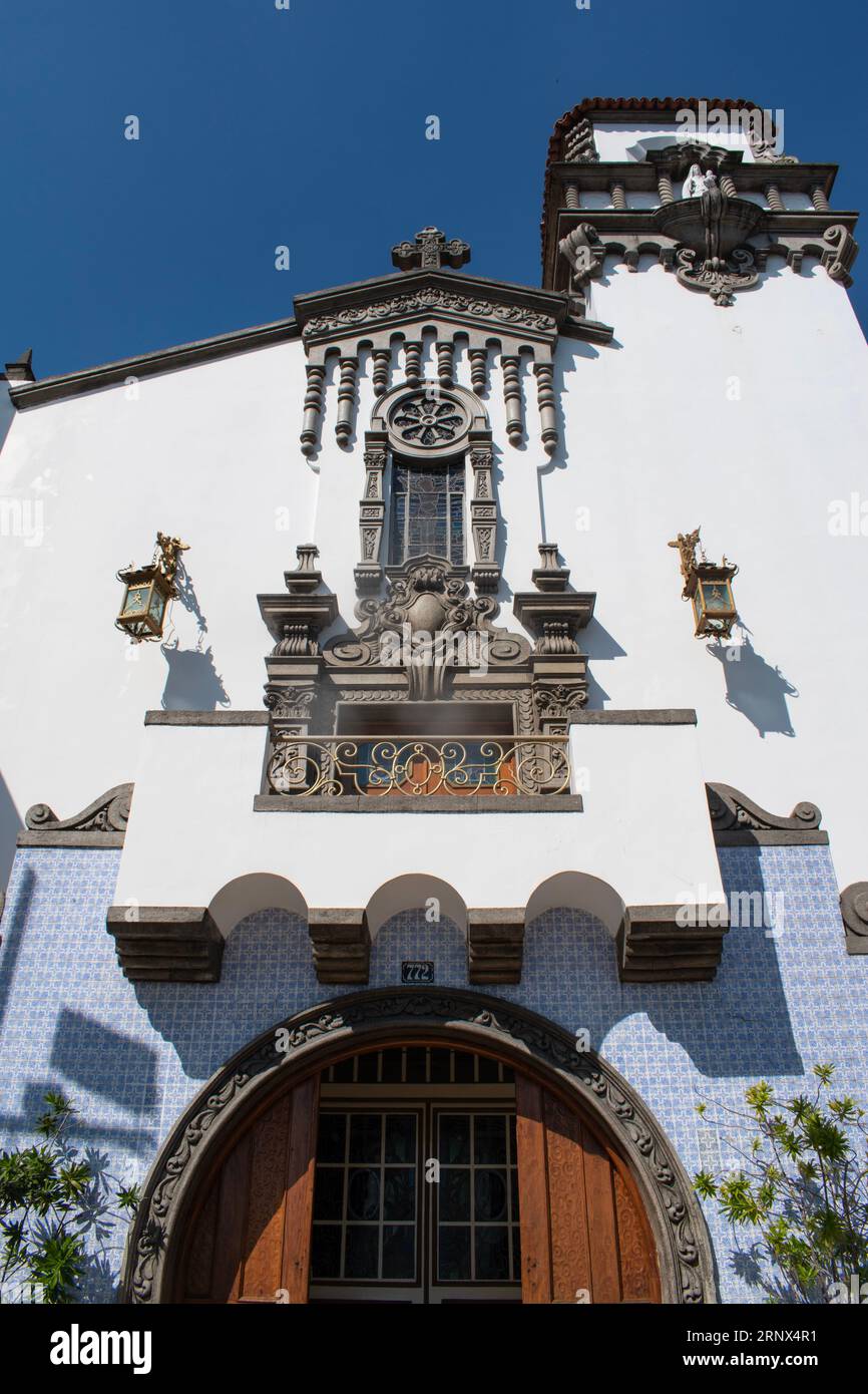 Rio de Janeiro, Brasilien: Die Kirche unserer Lieben Frau von Brasilien in der traditionellen und wohlhabenden Wohngegend von Urca Stockfoto