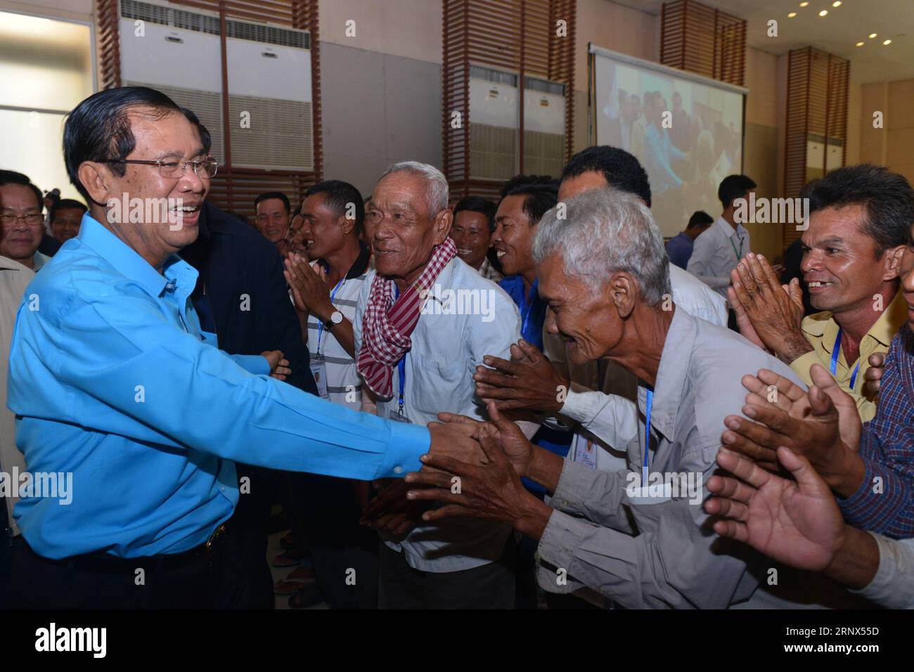 (180113) -- PHNOM PENH, 13. Januar 2018 -- der kambodschanische Premierminister Samdech Techo Hun Sen (1. L) wird am 13. Januar 2018 in Phnom Penh, Kambodscha, von Cyclo-Fahrern begrüßt. Hun Sen veranstaltete am Samstag zum ersten Mal ein Mittagessen für 308 Cyclo-Betreiber und gründete eine Cyclo Foundation. Cyclo ist eine dreirädrige Rikscha mit Radantrieb, die der Fahrer hoch über dem Hinterrad und die Beifahrer in einem Schaufelsitz zwischen den beiden Vorderrädern sitzt. ) (Zjl) KAMBODSCHA-PHNOM PENH-PM-CYCLO Sovannara PUBLICATIONxNOTxINxCHN Stockfoto