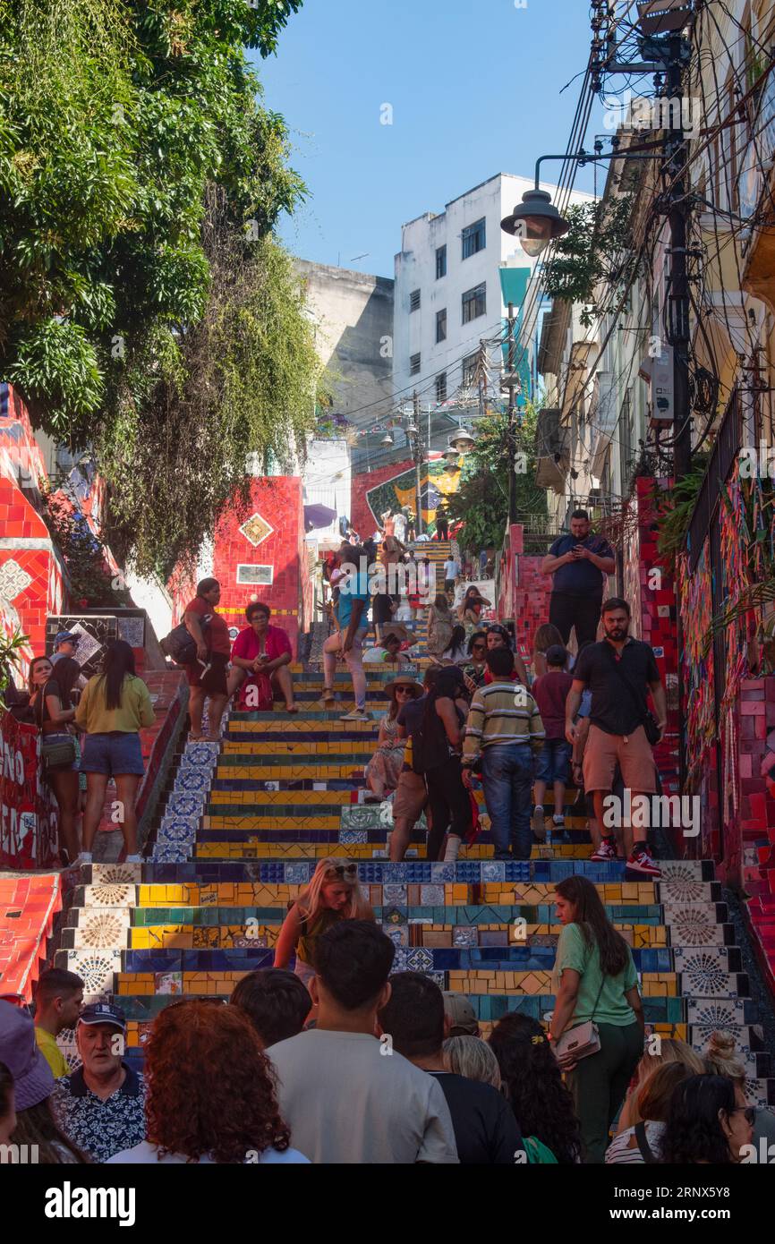 Rio de Janeiro, Brasilien: Blick auf Escadaria Selaron, eine weltberühmte Treppe im Viertel Lapa, kostenlose und öffentliche Arbeiten des chilenischen Künstlers Jorge Selaron Stockfoto