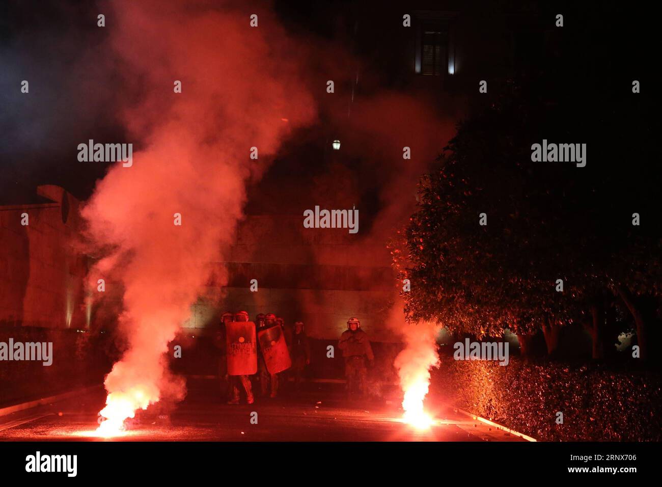 (180115) -- ATHEN, 15. Januar 2018 -- Demonstranten stoßen bei einem Protest in Athen, der Hauptstadt Griechenlands, am 15. Januar 2018 auf Polizeibeamte. Die Griechen sind hier am Montag erneut auf die Straße gegangen, um gegen Sparmaßnahmen zu protestieren, da Parlamentsabgeordnete über das jüngste Omnibus-Gesetz abstimmen sollten, das Dutzende von Maßnahmen vorsieht, die von den internationalen Gläubigern des Landes verlangt werden, um die dritte Programmüberprüfung abzuschließen. ) GRIECHENLAND-ATHEN-PROTEST MariosxLolos PUBLICATIONxNOTxINxCHN Stockfoto