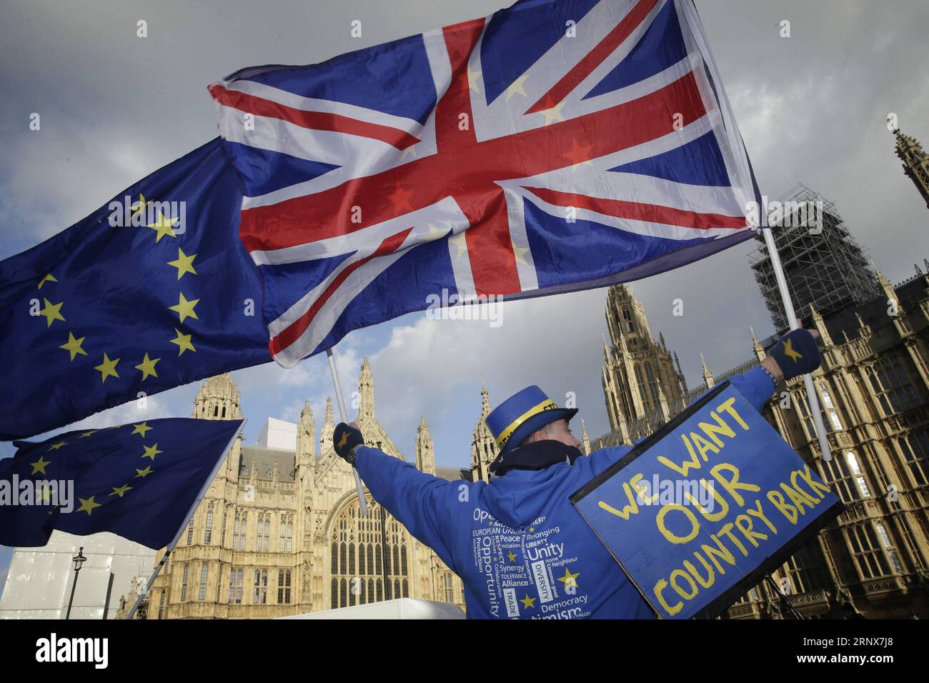 (180116) -- LONDON, 16. Januar 2018 -- Ein Demonstrant, der will, dass Großbritannien in der Europäischen Union (EU) bleibt, weht am 16. Januar 2018 die Flaggen der EU und Großbritanniens vor den Häusern des Parlaments in London, Großbritannien. Die MPS im Unterhaus begannen am Dienstag mit der Debatte in der Berichtsphase und der dritten Lesung des Austrittsgesetzes der Europäischen Union. GROSSBRITANNIEN-LONDON-BREXIT-PROTEST TimxIreland PUBLICATIONxNOTxINxCHN Stockfoto