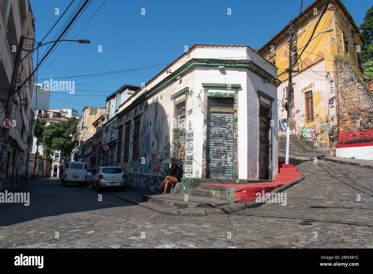 Rio de Janeiro: Mädchen mit Sonnenschirm im Viertel Lapa, berühmt für historische Denkmäler, Kolonialarchitektur und Nachtleben Stockfoto