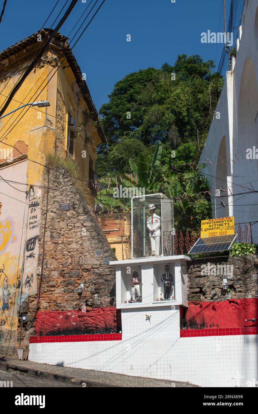 Rio de Janeiro: Voodoo-Puppen in Glaskästen in den Straßen von Lapa, einem Viertel, das für historische Denkmäler, Kolonialarchitektur und Nachtleben berühmt ist Stockfoto