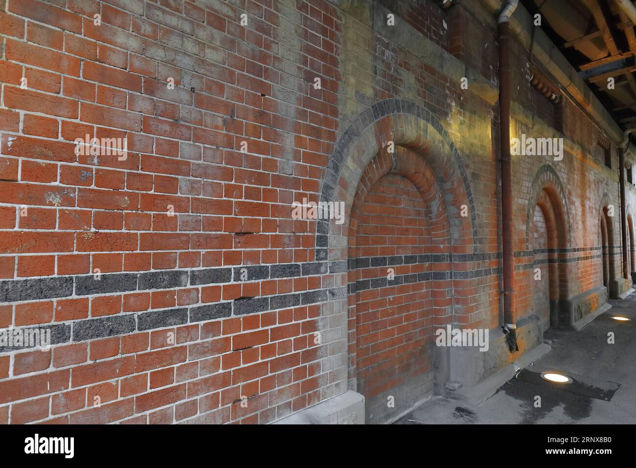 913 die Backsteinmauern der ehemaligen Viaduct Buildings und Fish Market Vaults unter dem Flinders Street Viaduct. Melbourne-Australien. Stockfoto