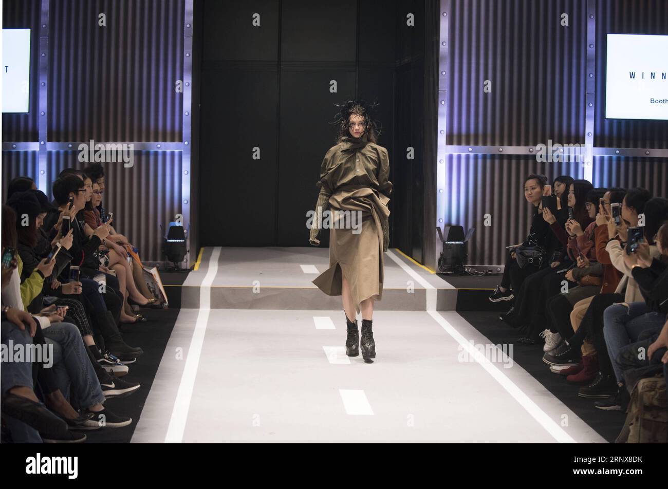 (180117) -- HONG KONG, 17. Januar 2018 -- Ein Modell präsentiert eine Kreation während der Hong Kong Fashion Week für Herbst/Winter in Hong Kong, Südchina, 17. Januar 2018. ) (wyo) CHINA-HONG KONG-FASHION WEEK (CN) LiuxYun PUBLICATIONxNOTxINxCHN Stockfoto