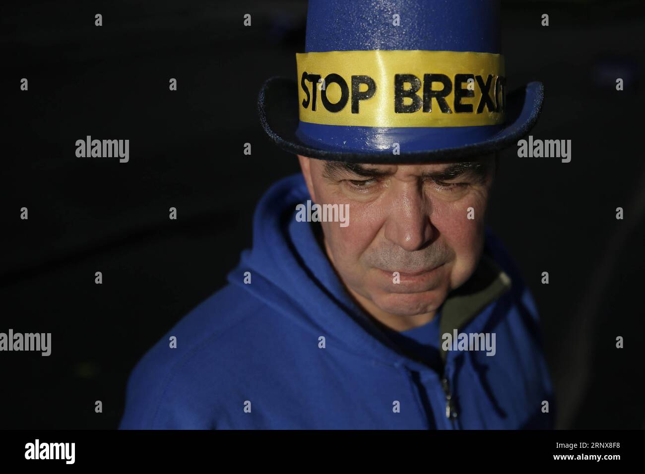 (180117) -- LONDON, 17. Januar 2018 -- Ein Demonstrant, der will, dass Großbritannien in der Europäischen Union (EU) bleibt, trägt am 17. Januar 2018 einen Hut mit der Lesart Stop Brexit vor den Häusern des britischen Parlaments in London. )(zcc) GROSSBRITANNIEN-LONDON-BREXIT TimxIreland PUBLICATIONxNOTxINxCHN Stockfoto