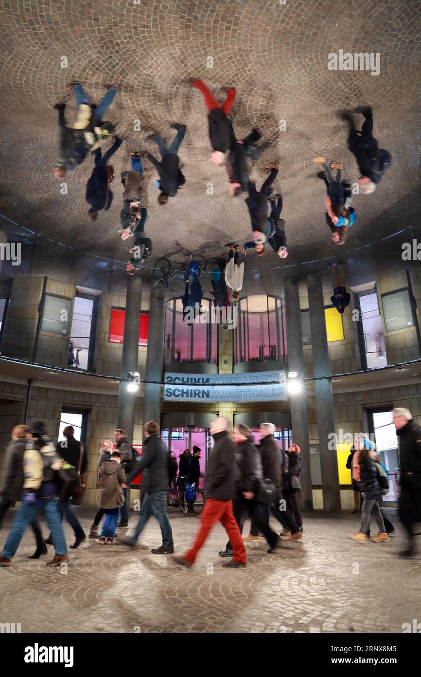 (180118) -- FRANKFURT, 18. Januar 2018 -- unter der Großinstallation DIS CONNECT von Philipp Hurhofer in Frankfurt am 17. Januar 2018 laufen Menschen durch die Rotunde der Schirn Kunsthalle. (Zjy) DEUTSCHLAND-FRANKFURT-AUSSTELLUNG LuoxHuanhuan PUBLICATIONxNOTxINxCHN Stockfoto