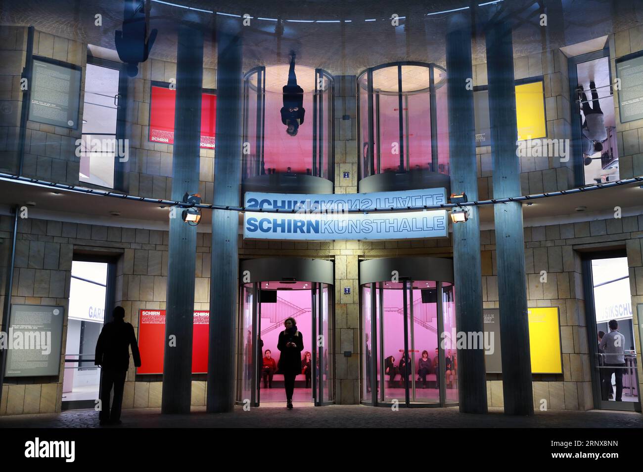 (180118) -- FRANKFURT, 18. Januar 2018 -- unter der Großinstallation DIS CONNECT von Philipp Hurhofer in Frankfurt am 17. Januar 2018 laufen Menschen durch die Rotunde der Schirn Kunsthalle. (Zjy) DEUTSCHLAND-FRANKFURT-AUSSTELLUNG LuoxHuanhuan PUBLICATIONxNOTxINxCHN Stockfoto