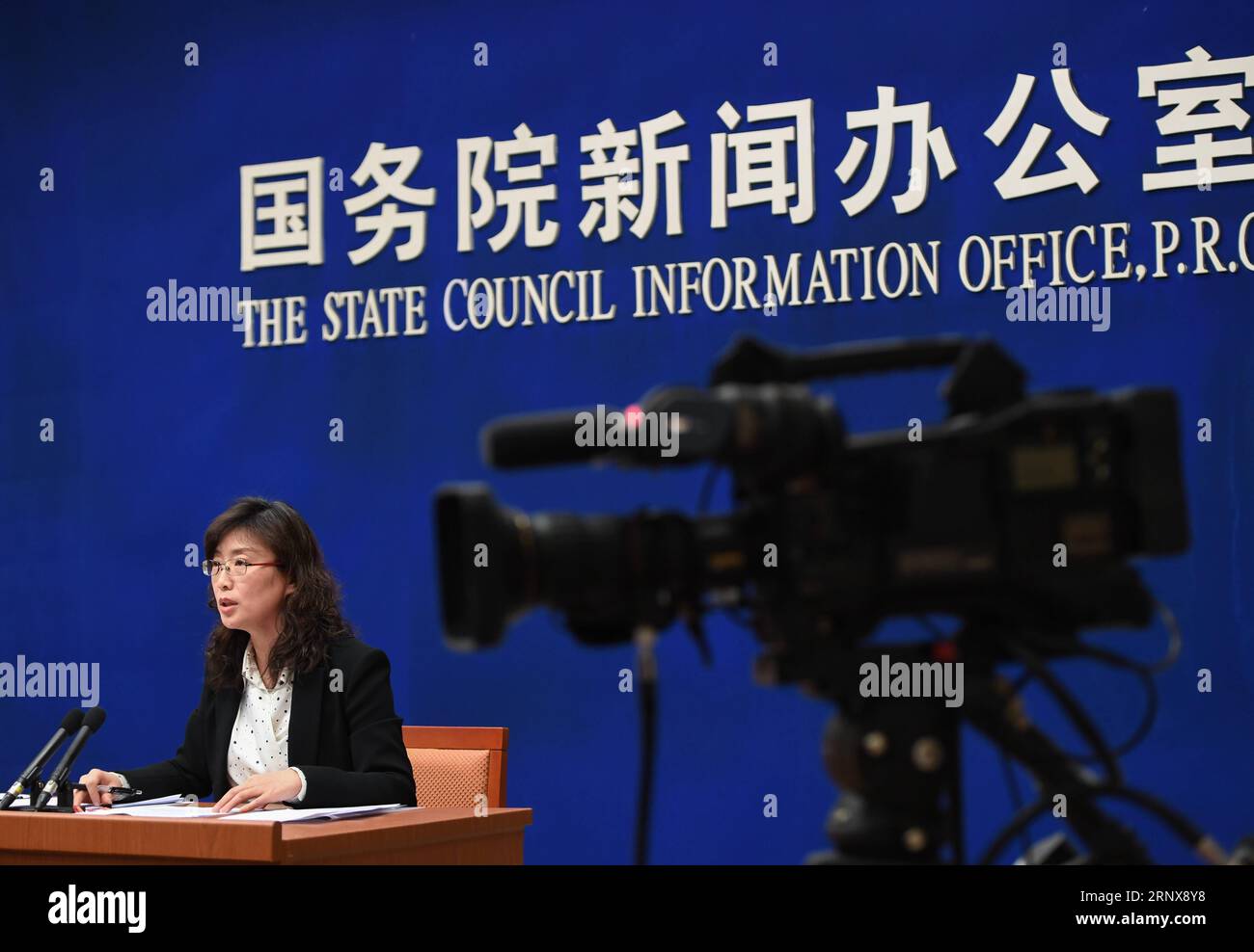 (180118) -- PEKING, 18. Januar 2018 -- Wang Chunying, Sprecher der Staatlichen Devisenverwaltung (SAFE), spricht auf einer Pressekonferenz in Peking, der Hauptstadt Chinas, am 18. Januar 2018. Laut dem SAFE sah China im Jahr 2017 einen ausgewogeneren grenzüberschreitenden Kapitalfluss, da die Bereitschaft, den Greenback zu kaufen, dank des steigenden Vertrauens in den chinesischen Yuan und die inländische Wirtschaft nachließ. ) (wf) CHING-BEIJING-FOREIGN EXCHANGE-PRESS CONFERENCE (CN) ShenxHong PUBLICATIONxNOTxINxCHN Stockfoto