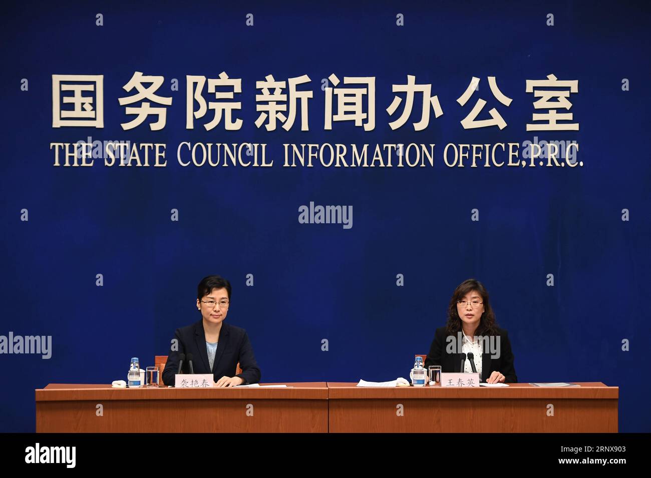 (180118) -- PEKING, 18. Januar 2018 -- Wang Chunying (R), Sprecher der Staatlichen Devisenverwaltung (SAFE), spricht auf einer Pressekonferenz in Peking, der Hauptstadt Chinas, am 18. Januar 2018. Laut dem SAFE sah China im Jahr 2017 einen ausgewogeneren grenzüberschreitenden Kapitalfluss, da die Bereitschaft, den Greenback zu kaufen, dank des steigenden Vertrauens in den chinesischen Yuan und die inländische Wirtschaft nachließ. ) (wf) CHING-BEIJING-FOREIGN EXCHANGE-PRESS CONFERENCE (CN) ShenxHong PUBLICATIONxNOTxINxCHN Stockfoto