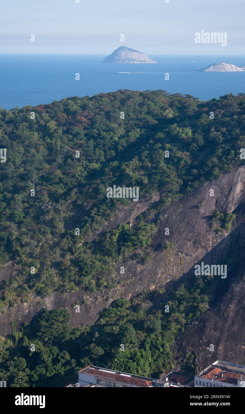 Rio de Janeiro, Brasilien: Blick auf die Ilhas Cagarras (Cagarras-Inseln), unbewohnte Inselgruppe 5 km vom Strand von Ipanema entfernt, Naturdenkmal des Bundes Stockfoto