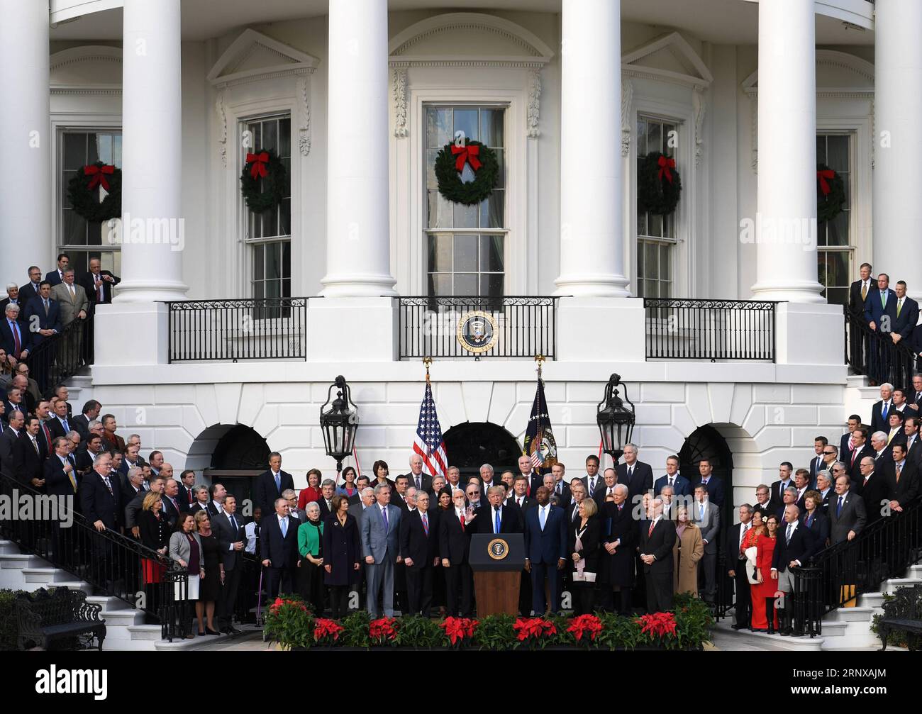 (180119) -- NEW YORK, 19. Januar 2018 -- Aktenfoto vom 20. Dezember 2017 zeigt, wie US-Präsident Donald Trump bei einer Veranstaltung spricht, bei der die Verabschiedung des Steuergesetzes über den South Lawn des Weißen Hauses in Washington D.C., den Vereinigten Staaten, gefeiert wird. Der US-Kongress verabschiedete am Mittwoch schließlich das republikanische Gesetz zur Überarbeitung des US-Steuergesetzes über drei Jahrzehnte und schickte es an Präsident Donald Trumps Schreibtisch zur Unterzeichnung, angesichts der Befürchtungen, dass die Änderung die Einkommensungleichheit vergrößern und die Staatsverschuldung ankurbeln würde. Am 20. Januar 2018 erreichte Donald Trump als 45. Präsident der Vereinigten Staaten ein Jahr. Eins Stockfoto
