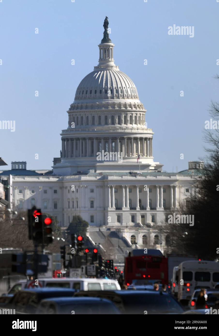 (180120) -- WASHINGTON, 20. Januar 2018 -- das US-Kapitol wird während der Hauptverkehrszeit in Washington, 19. Januar 2018, durch den Verkehr gesehen. Die US-Regierung wurde geschlossen, da der Senat am Freitag keine Ausgabenvorlage für eine Lücke erlassen hatte. (gj) US-WASHINGTON-GOVERNMENT-SHUTDOWN YinxBogu PUBLICATIONxNOTxINxCHN Stockfoto