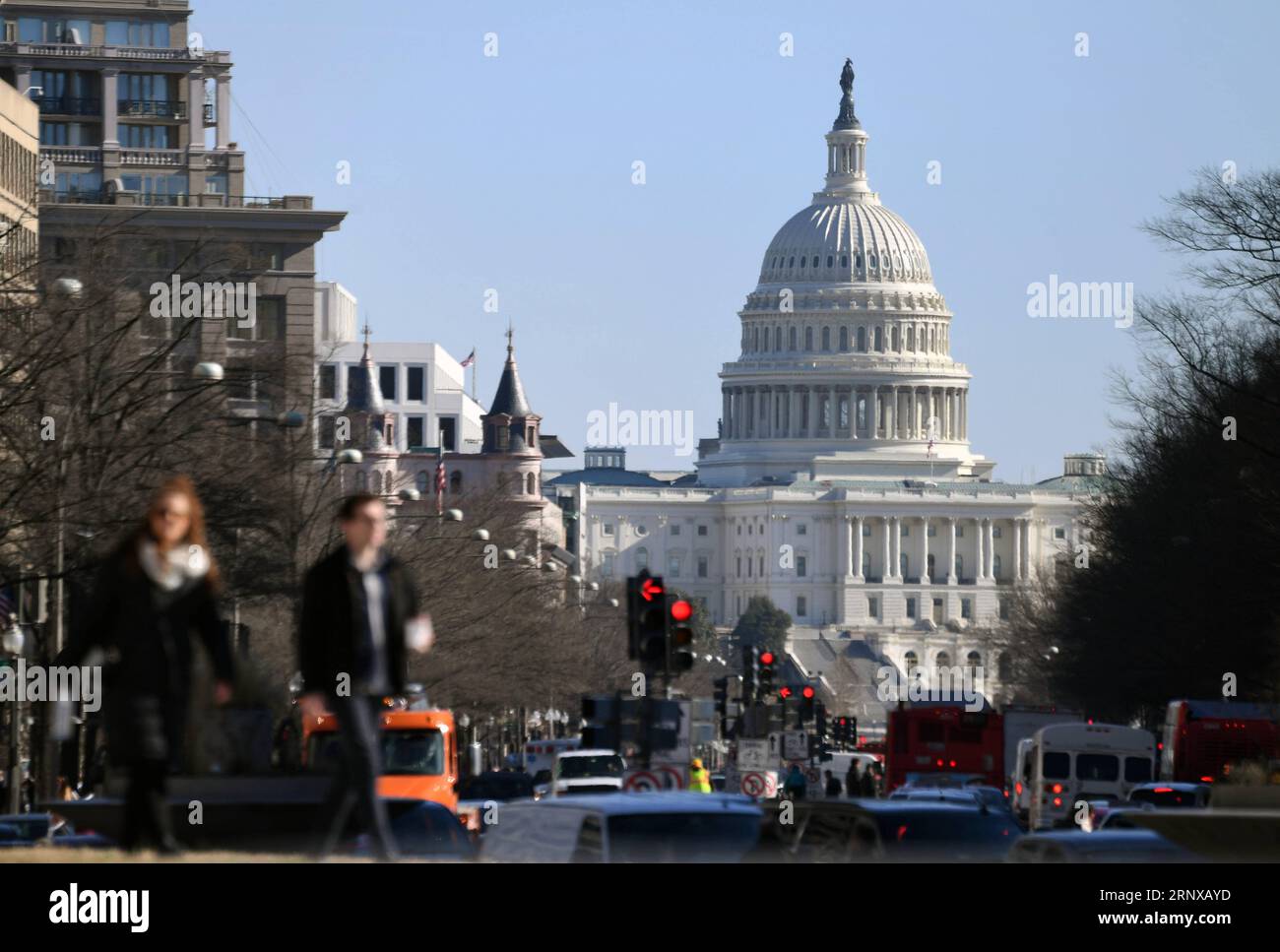 (180120) -- WASHINGTON D.C., 20. Januar 2018 -- das US-Kapitol wird während der Hauptverkehrszeit in Washington D.C., den Vereinigten Staaten, 19. Januar 2018, durch den Verkehr gesehen. Die US-Regierung wurde geschlossen, da der Senat am Freitag keine Ausgabenvorlage für eine Lücke erlassen hatte. (gj) US-WASHINGTON D.C.-GOVERNMENT-SHUTDOWN YinxBogu PUBLICATIONxNOTxINxCHN Stockfoto