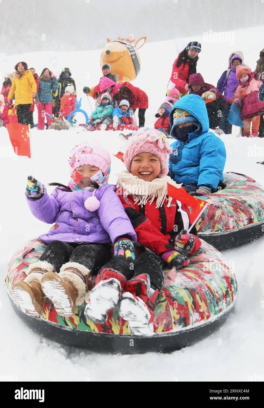 (180122) -- PEKING, 22. Januar 2018 () -- Kinder nehmen am 18. Januar 2015 am World Ski Day in einem Resort im Chongli County Zhangjiakou in der nordchinesischen Provinz Hebei Teil. Etwa 17,23 Millionen Babys wurden 2017 geboren, von denen 51 Prozent ein älteres Geschwister haben, so die National Health and Family Planning Commission. Die Gesamtzahl der Geburten ging jedoch im Vergleich zu 2016 um etwa 630.000 zurück, während der Prozentsatz der Bevölkerung über 60 von 16,7 Prozent im Jahr 2016 auf 17,3 Prozent im Jahr 2017 stieg. () (wf) CHINA-POPULATION-BIRTH (CN) Xinhua PUBLICATIONxNOTxINxCHN Stockfoto