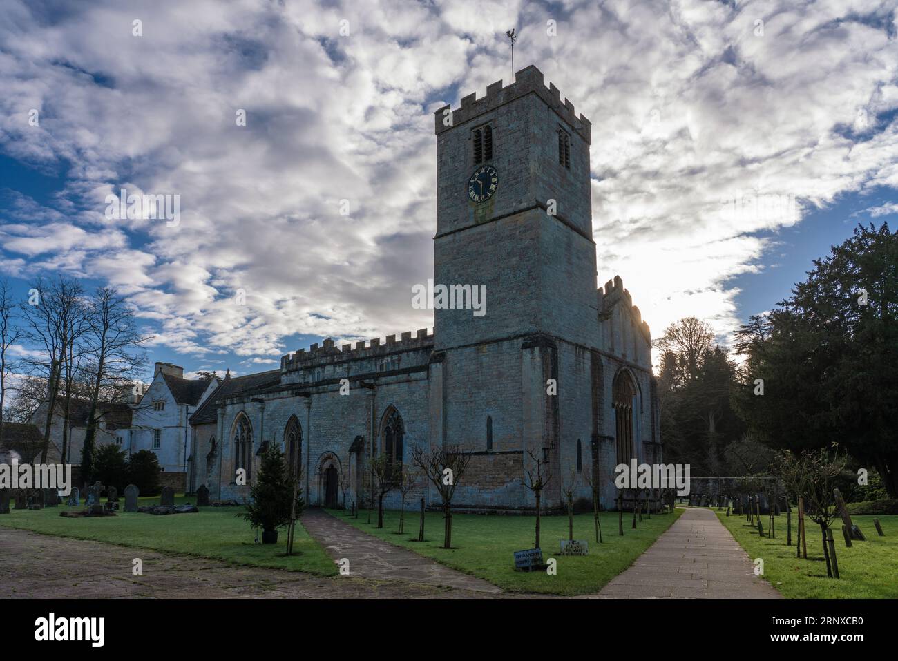 Die Architektur der St. Mary's Church im Dorf Bibury, einer kleinen Stadt in den Cotswolds, Oxfordshire am 9. Januar 2022 in Bibury, United Kingdo Stockfoto