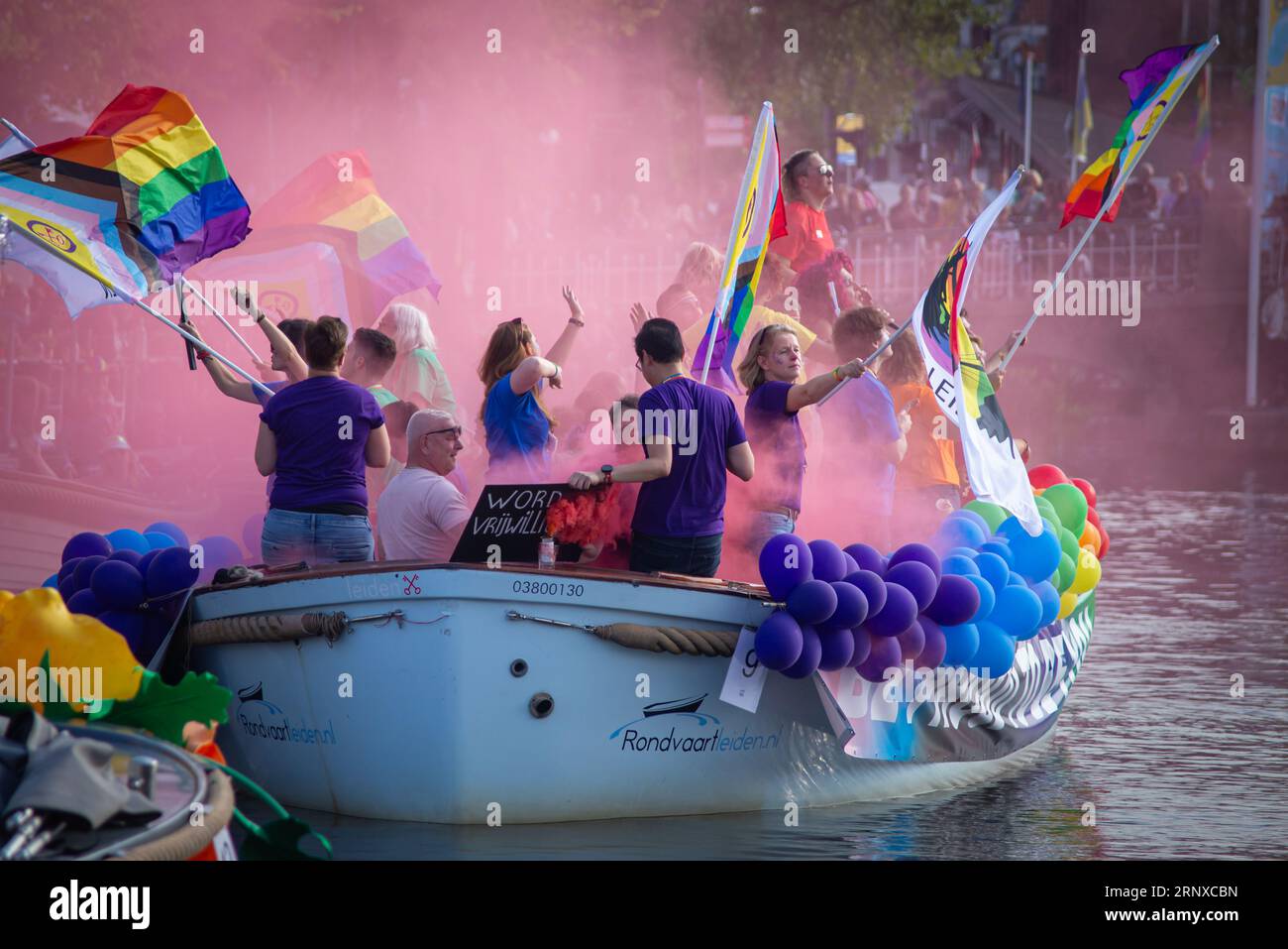 2. September 2023, Leiden, Niederlande, First Pride mit farbenfrohem Umzugsboot in den Kanälen von Leiden Stockfoto
