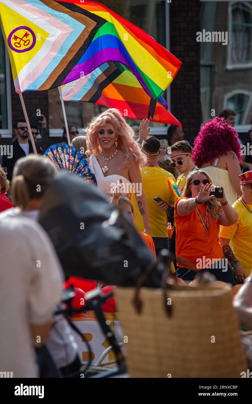 2. September 2023, Leiden, Niederlande, First Pride mit farbenfrohem Umzugsboot in den Kanälen von Leiden Stockfoto