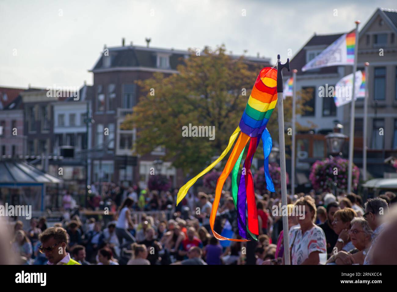 2. September 2023, Leiden, Niederlande, First Pride mit farbenfrohem Umzugsboot in den Kanälen von Leiden Stockfoto