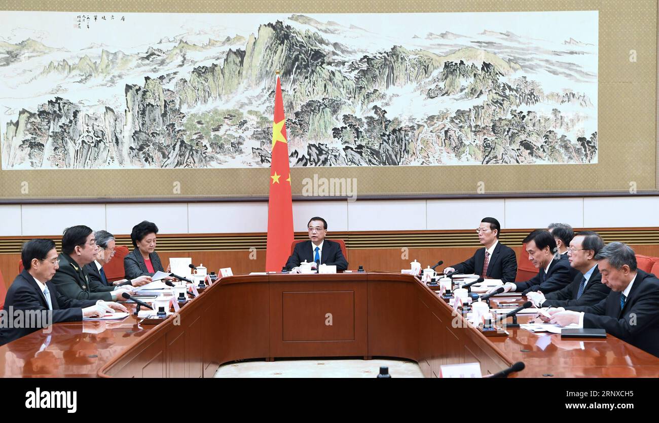 (180122) -- PEKING, 22. Januar 2018 -- der chinesische Ministerpräsident Li Keqiang führt den Vorsitz über die 8. Plenarsitzung des Staatsrats, auf der eine Entwurfsfassung des Arbeitsberichts der Regierung in Peking, der Hauptstadt Chinas, am 22. Januar 2018 erörtert wurde. )(wsw) CHINA-BEIJING-STATE COUNCIL-MEETING (CN) RaoxAimin PUBLICATIONxNOTxINxCHN Stockfoto