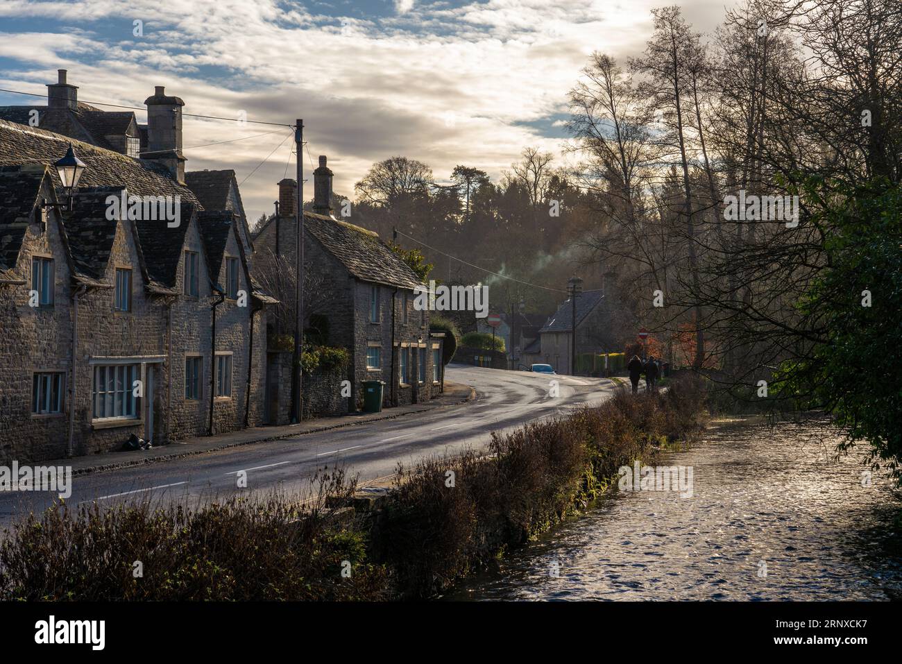 Dies ist ein Blick auf das Dorf Bibury, ein berühmtes traditionelles englisches Dorf in der Cotswolds-Landschaft von Oxfordshire am 9. Januar 20 Stockfoto