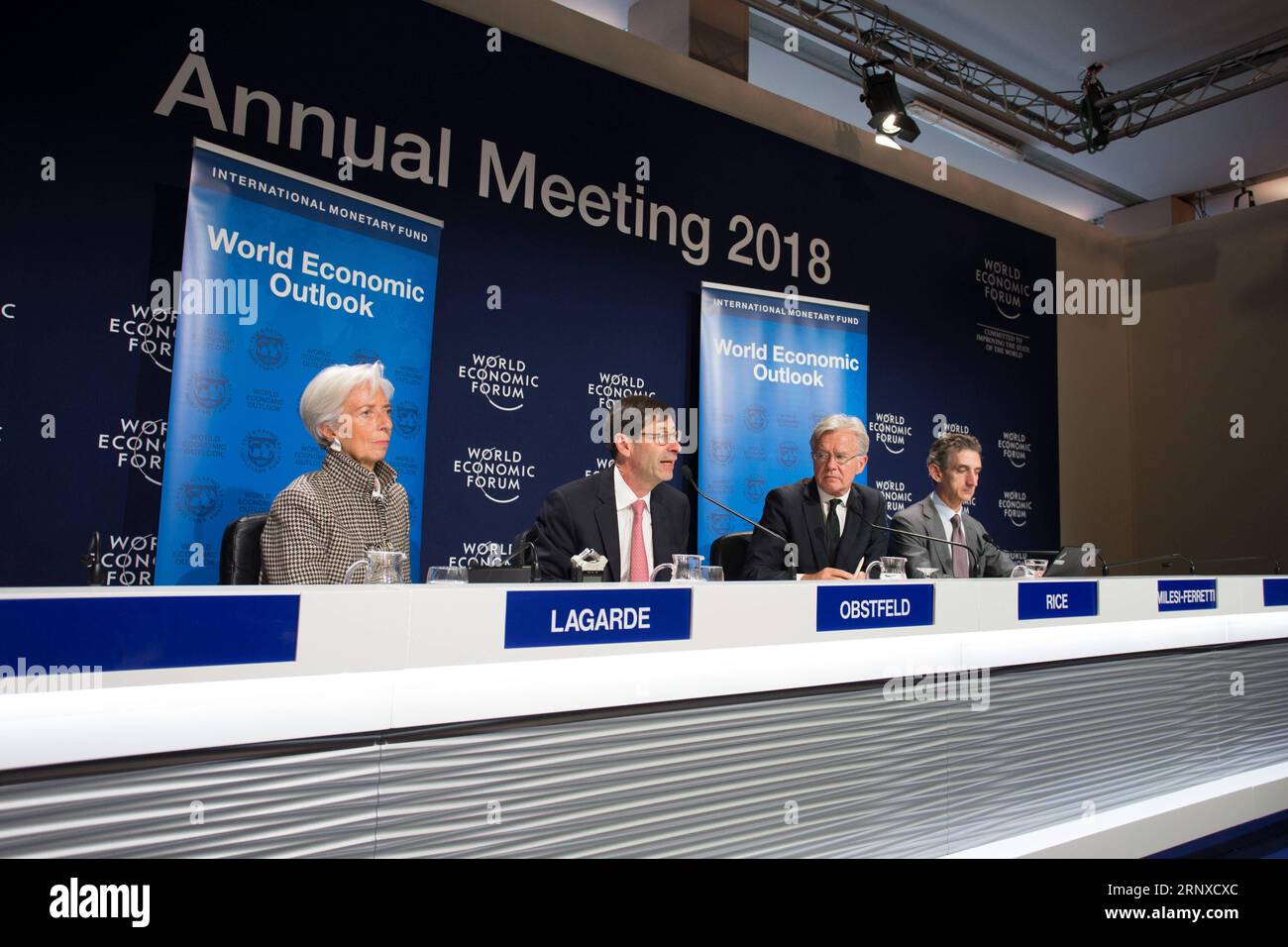 Weltwirtschaftsforum in Davos - Pressekonferenz mit Christine Lagarde (180122) -- DAVOS, 22. Januar 2018 -- die Geschäftsführerin des Internationalen Währungsfonds (IWF) Christine Lagarde (1. L) und der IWF-Wirtschaftsberater und Forschungsdirektor Maurice Obstfeld (2. L) nahmen am 22. Januar 2018 an einer Pressekonferenz zum Thema Update of the World Economic Outlook in Davos (Schweiz) Teil. Der IWF erhöhte seine globale Wachstumsprognose für 2018 und 2019 am Montag um 0,2 Prozentpunkte auf 3,9 Prozent, aufgrund der zunehmenden globalen Wachstumsdynamik und der erwarteten Auswirkungen der kürzlich genehmigten Änderungen der US-Steuerpolitik. ) S Stockfoto